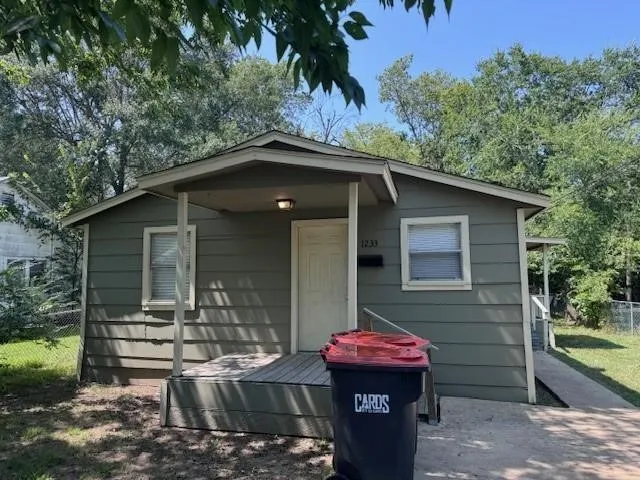 Single Family Residence For Rent in Lamar County , 1233 13th St. NW, Paris, Texas 75460, 3 Bedroom, 1 Bathroom, Garage spaces, 1,080 Sqft, built in 1998, mls#21405379, Real Estate Agent in Paris, Homes For Rent in Lamar county, Homes For Rent in Paris, Realtor in Paris Texas, Real Estate Brokerage Independent Realty Texas, Luminita Cordes Realtor