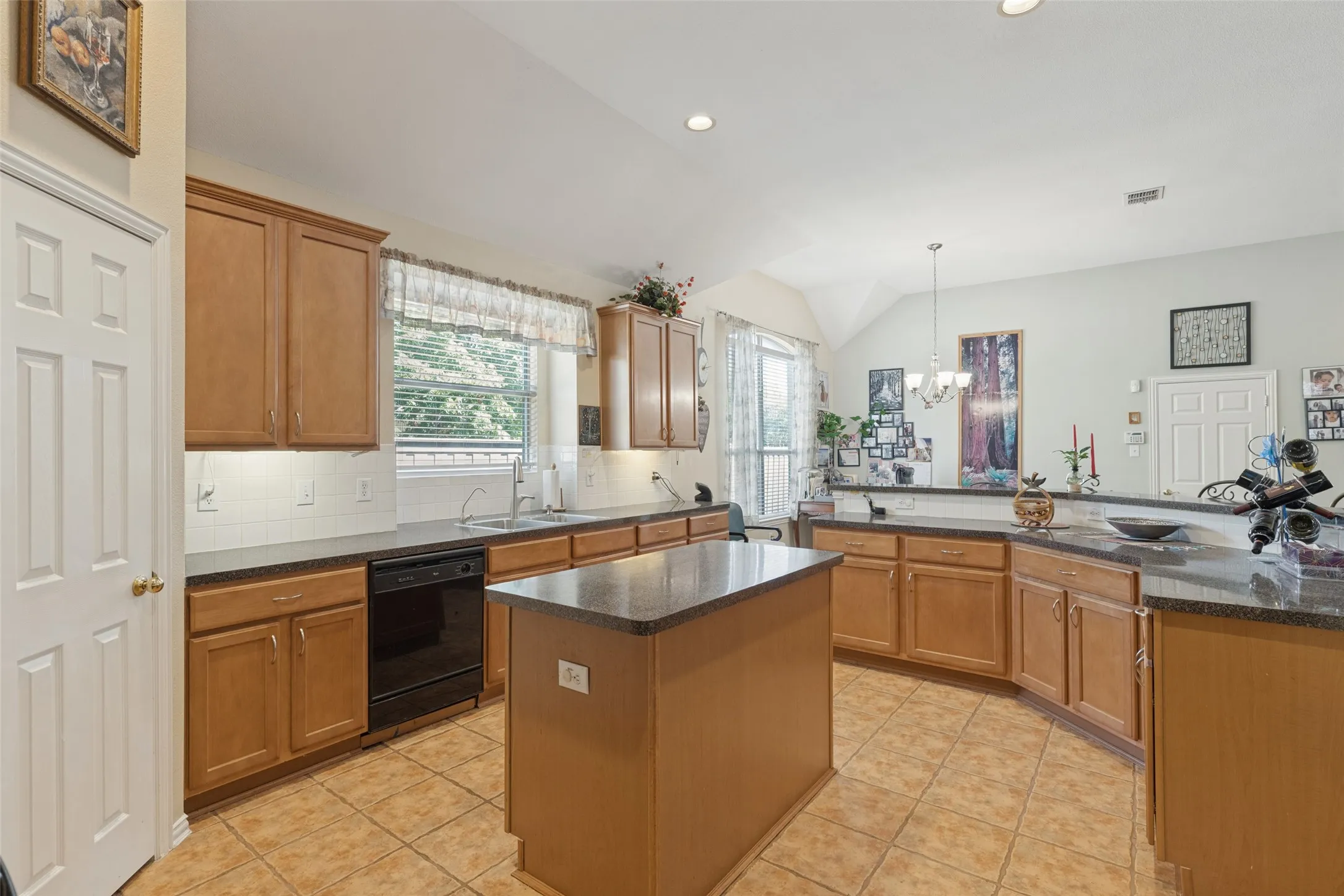 Single Family Residence For Sale in Collin County , 5000 Adolphus Drive, Frisco, Texas 75035, 3 Bedroom, 2 Bathroom, 2 Garage spaces, 2,337 Sqft, built in 2000, mls#21404656, Real Estate Agent in Frisco, Homes For Sale in Collin county, Homes For Sale in Frisco, Realtor in Frisco Texas, Real Estate Brokerage Independent Realty Texas, Luminita Cordes Realtor