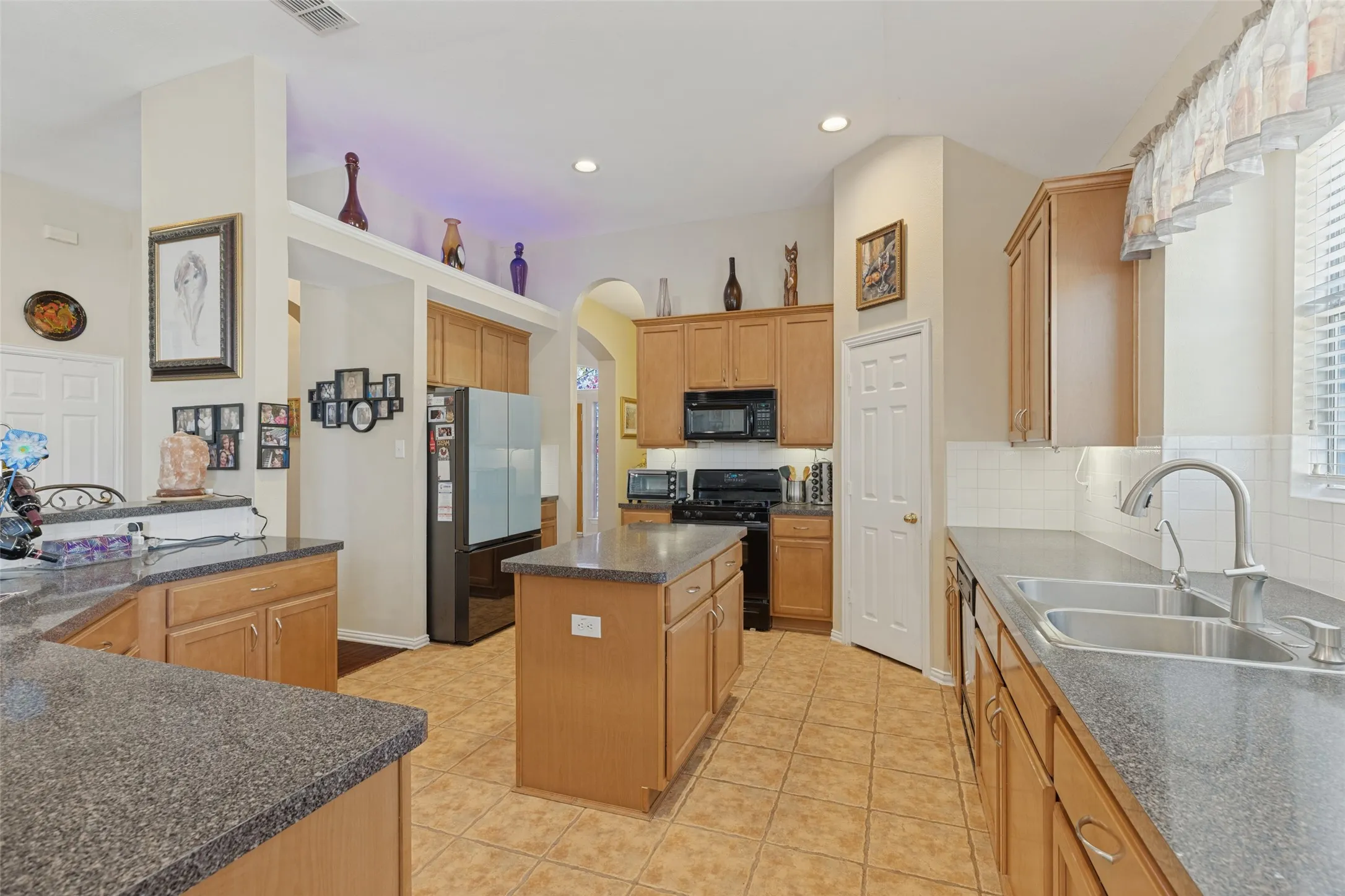 Single Family Residence For Sale in Collin County , 5000 Adolphus Drive, Frisco, Texas 75035, 3 Bedroom, 2 Bathroom, 2 Garage spaces, 2,337 Sqft, built in 2000, mls#21404656, Real Estate Agent in Frisco, Homes For Sale in Collin county, Homes For Sale in Frisco, Realtor in Frisco Texas, Real Estate Brokerage Independent Realty Texas, Luminita Cordes Realtor