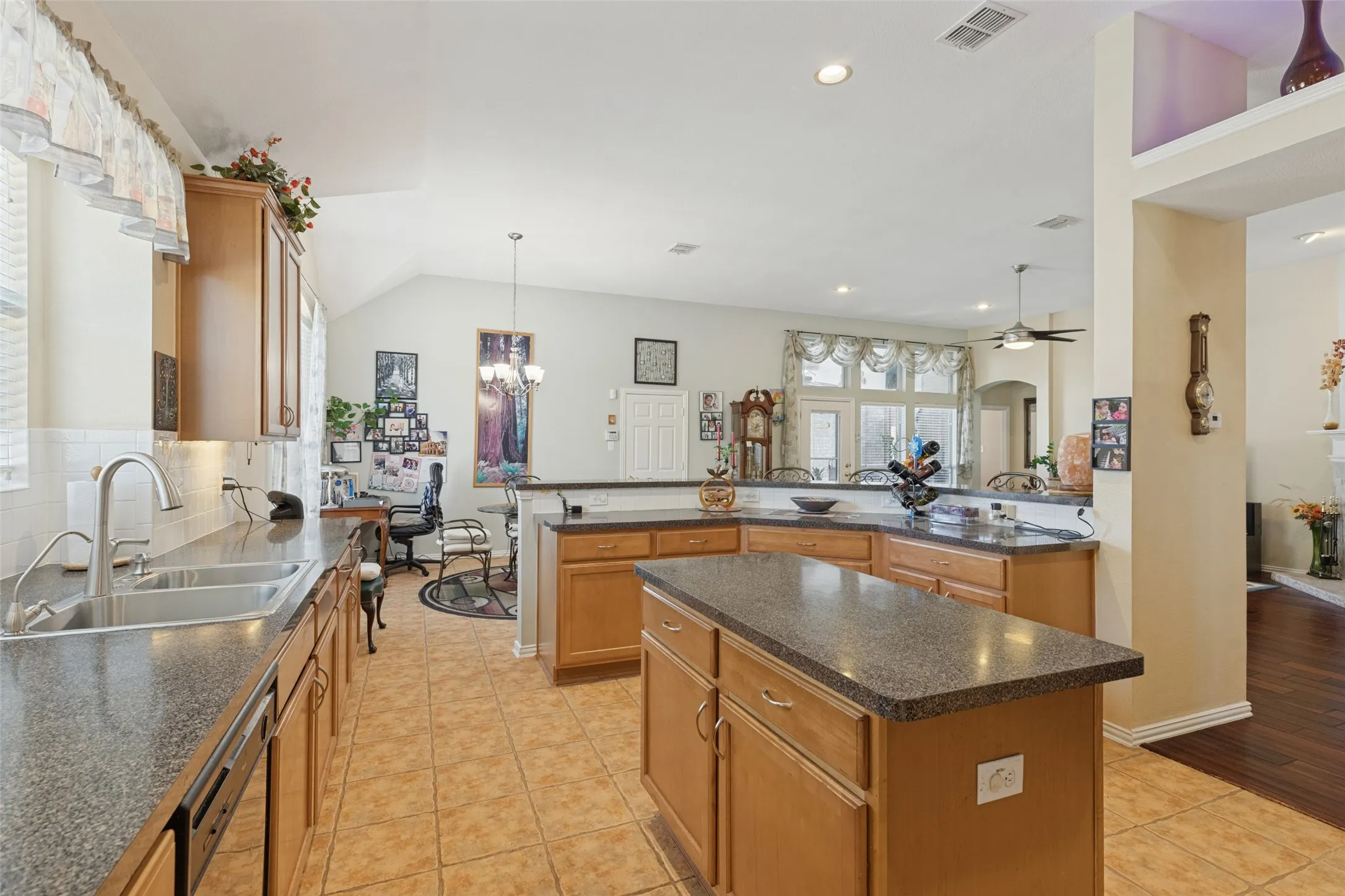 Single Family Residence For Sale in Collin County , 5000 Adolphus Drive, Frisco, Texas 75035, 3 Bedroom, 2 Bathroom, 2 Garage spaces, 2,337 Sqft, built in 2000, mls#21404656, Real Estate Agent in Frisco, Homes For Sale in Collin county, Homes For Sale in Frisco, Realtor in Frisco Texas, Real Estate Brokerage Independent Realty Texas, Luminita Cordes Realtor