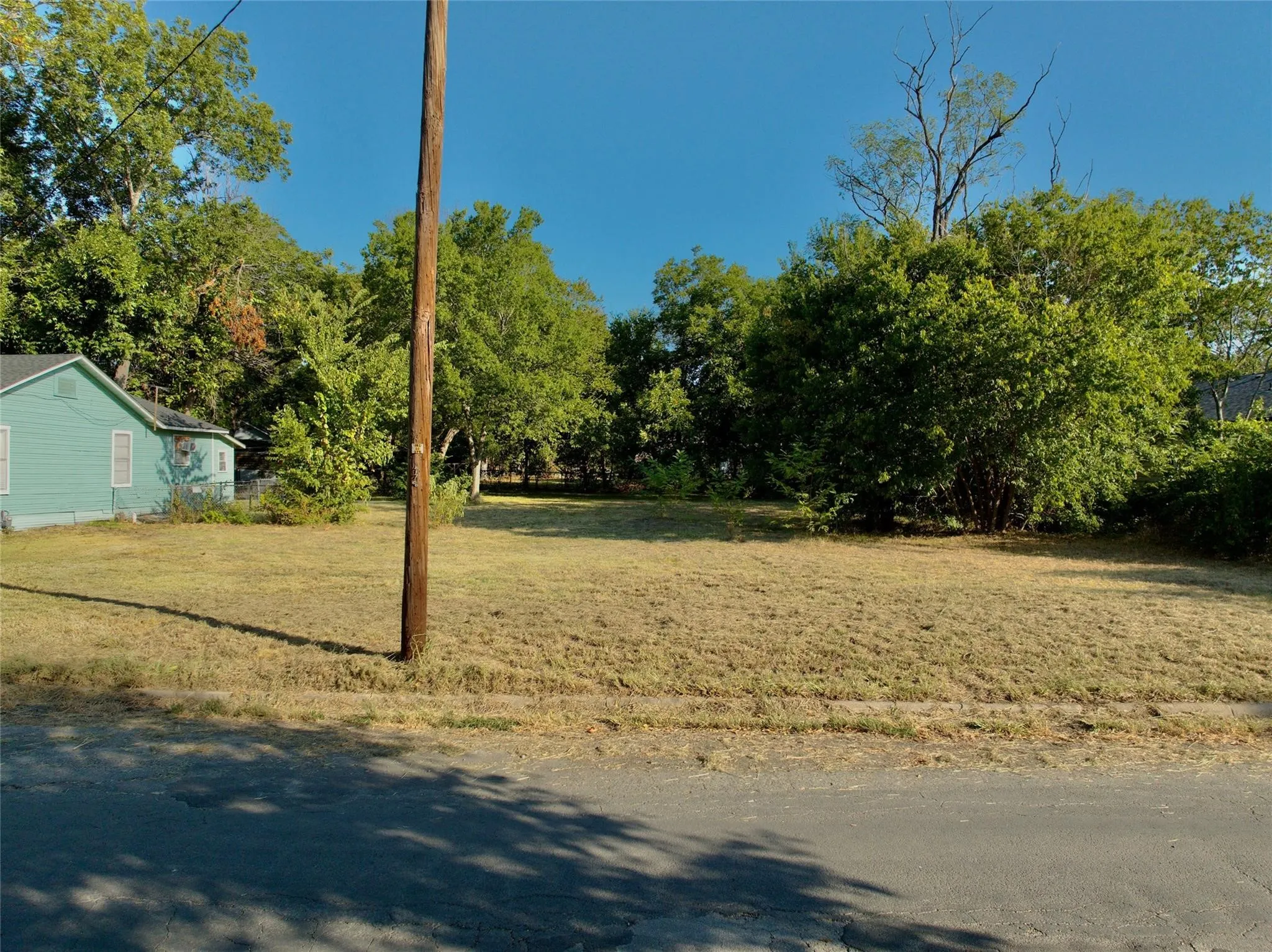 Expansive lot featuring mature trees and established landscaping