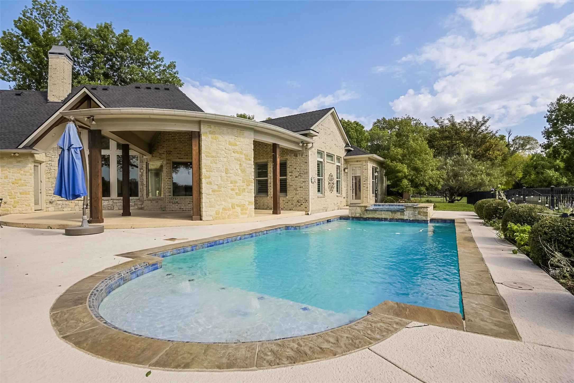 Single Family Residence For Sale in Ellis County , 228 Katy Lake Drive, Waxahachie, Texas 75165, 3 Bedroom, 4 Bathroom, 2 Garage spaces, 3,692 Sqft, built in 2013, mls#21405161, Real Estate Agent in Waxahachie, Homes For Sale in Ellis county, Homes For Sale in Waxahachie, Realtor in Waxahachie Texas, Real Estate Brokerage Independent Realty Texas, Luminita Cordes Realtor