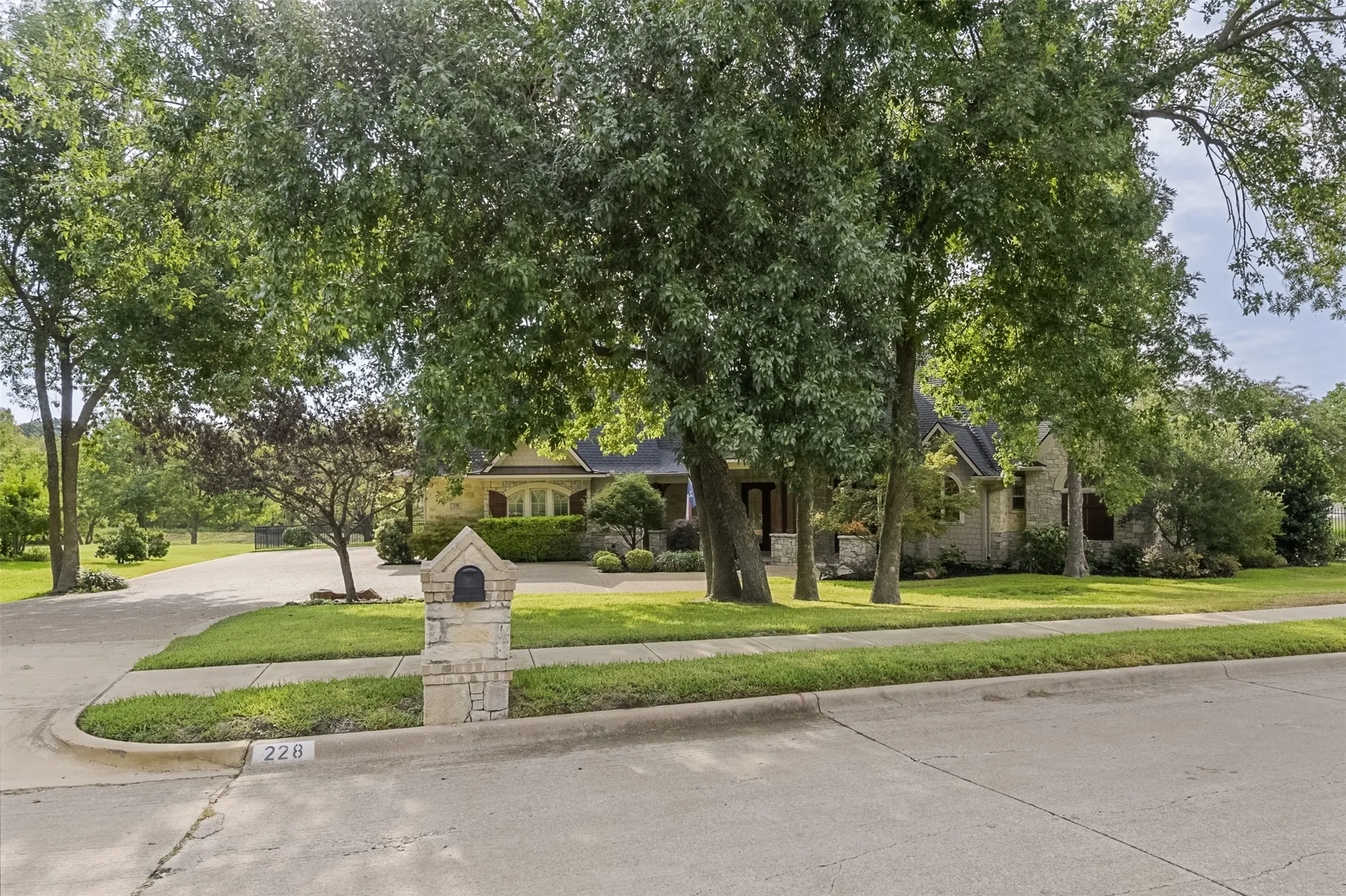 Single Family Residence For Sale in Ellis County , 228 Katy Lake Drive, Waxahachie, Texas 75165, 3 Bedroom, 4 Bathroom, 2 Garage spaces, 3,692 Sqft, built in 2013, mls#21405161, Real Estate Agent in Waxahachie, Homes For Sale in Ellis county, Homes For Sale in Waxahachie, Realtor in Waxahachie Texas, Real Estate Brokerage Independent Realty Texas, Luminita Cordes Realtor