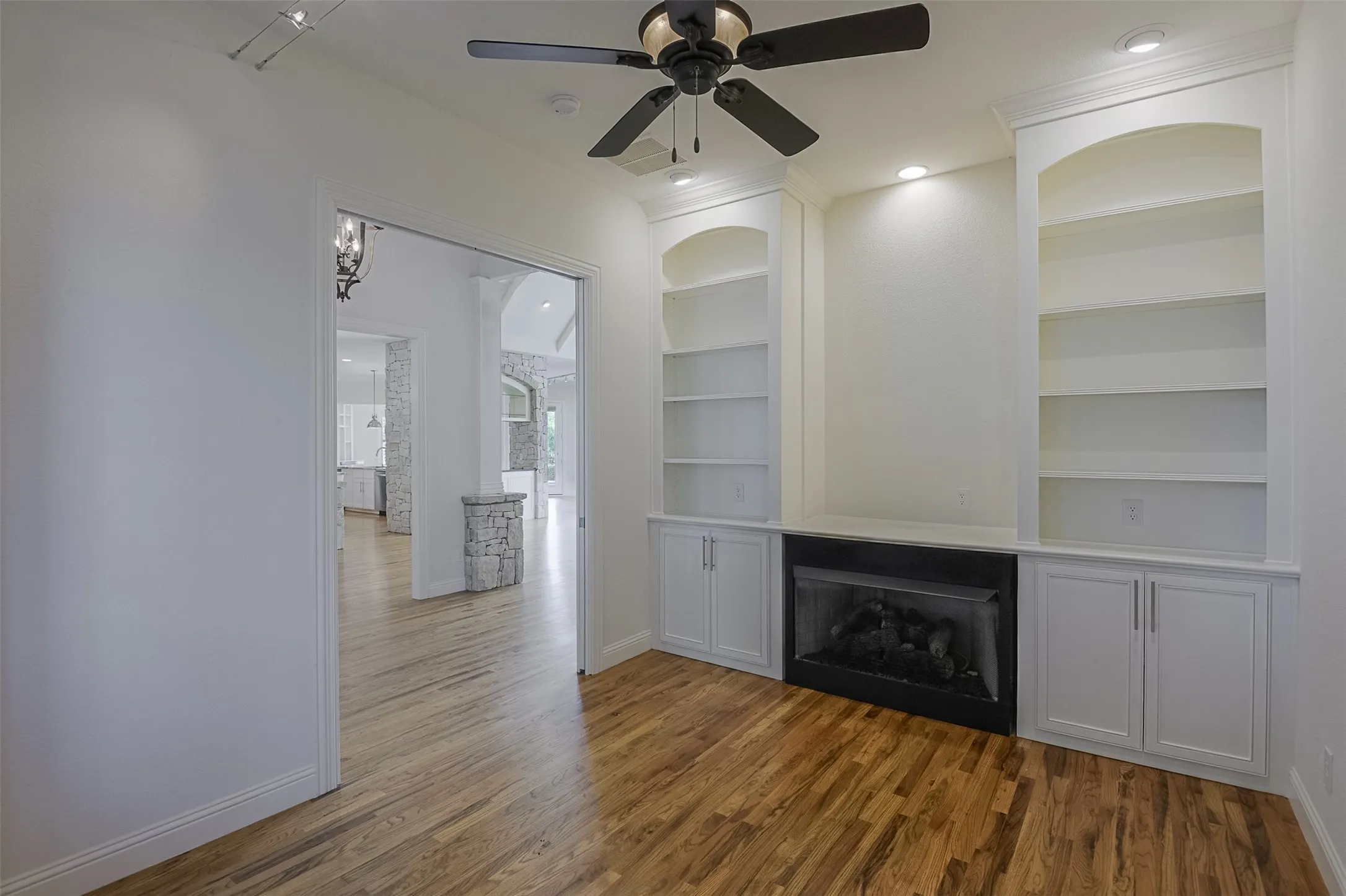 Single Family Residence For Sale in Ellis County , 228 Katy Lake Drive, Waxahachie, Texas 75165, 3 Bedroom, 4 Bathroom, 2 Garage spaces, 3,692 Sqft, built in 2013, mls#21405161, Real Estate Agent in Waxahachie, Homes For Sale in Ellis county, Homes For Sale in Waxahachie, Realtor in Waxahachie Texas, Real Estate Brokerage Independent Realty Texas, Luminita Cordes Realtor