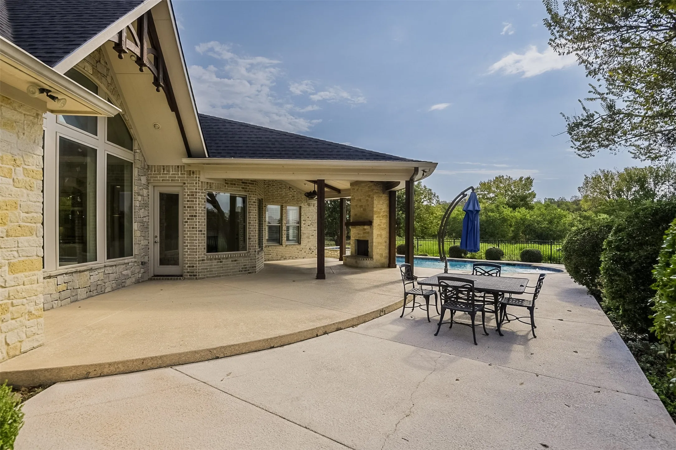 Single Family Residence For Sale in Ellis County , 228 Katy Lake Drive, Waxahachie, Texas 75165, 3 Bedroom, 4 Bathroom, 2 Garage spaces, 3,692 Sqft, built in 2013, mls#21405161, Real Estate Agent in Waxahachie, Homes For Sale in Ellis county, Homes For Sale in Waxahachie, Realtor in Waxahachie Texas, Real Estate Brokerage Independent Realty Texas, Luminita Cordes Realtor