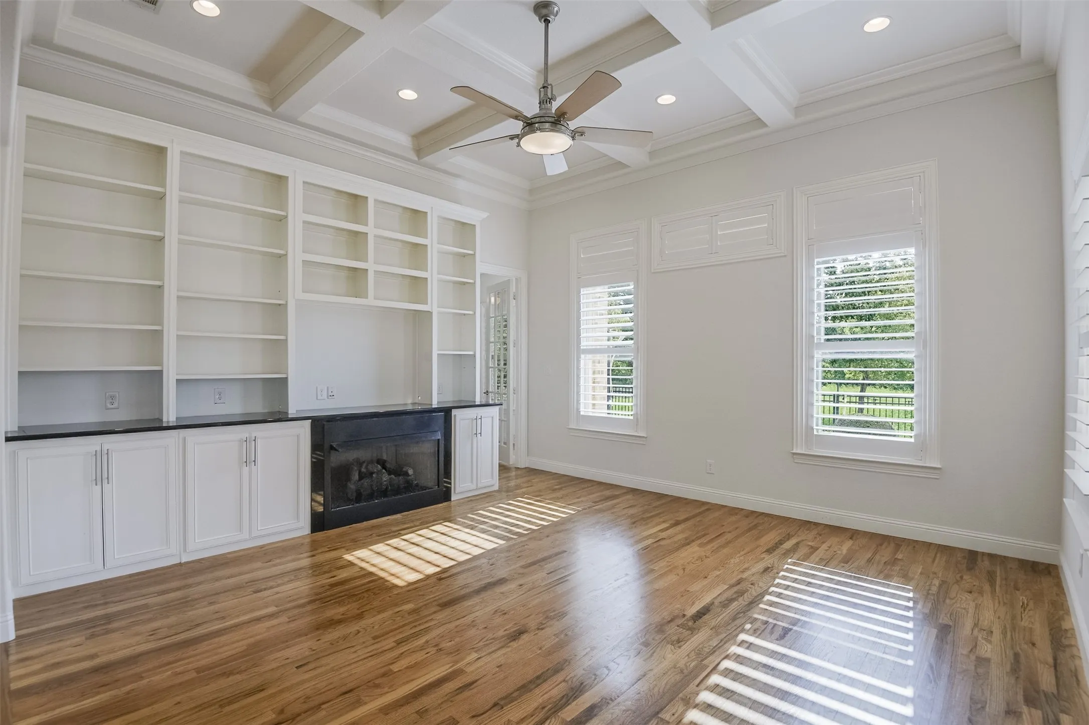 Single Family Residence For Sale in Ellis County , 228 Katy Lake Drive, Waxahachie, Texas 75165, 3 Bedroom, 4 Bathroom, 2 Garage spaces, 3,692 Sqft, built in 2013, mls#21405161, Real Estate Agent in Waxahachie, Homes For Sale in Ellis county, Homes For Sale in Waxahachie, Realtor in Waxahachie Texas, Real Estate Brokerage Independent Realty Texas, Luminita Cordes Realtor