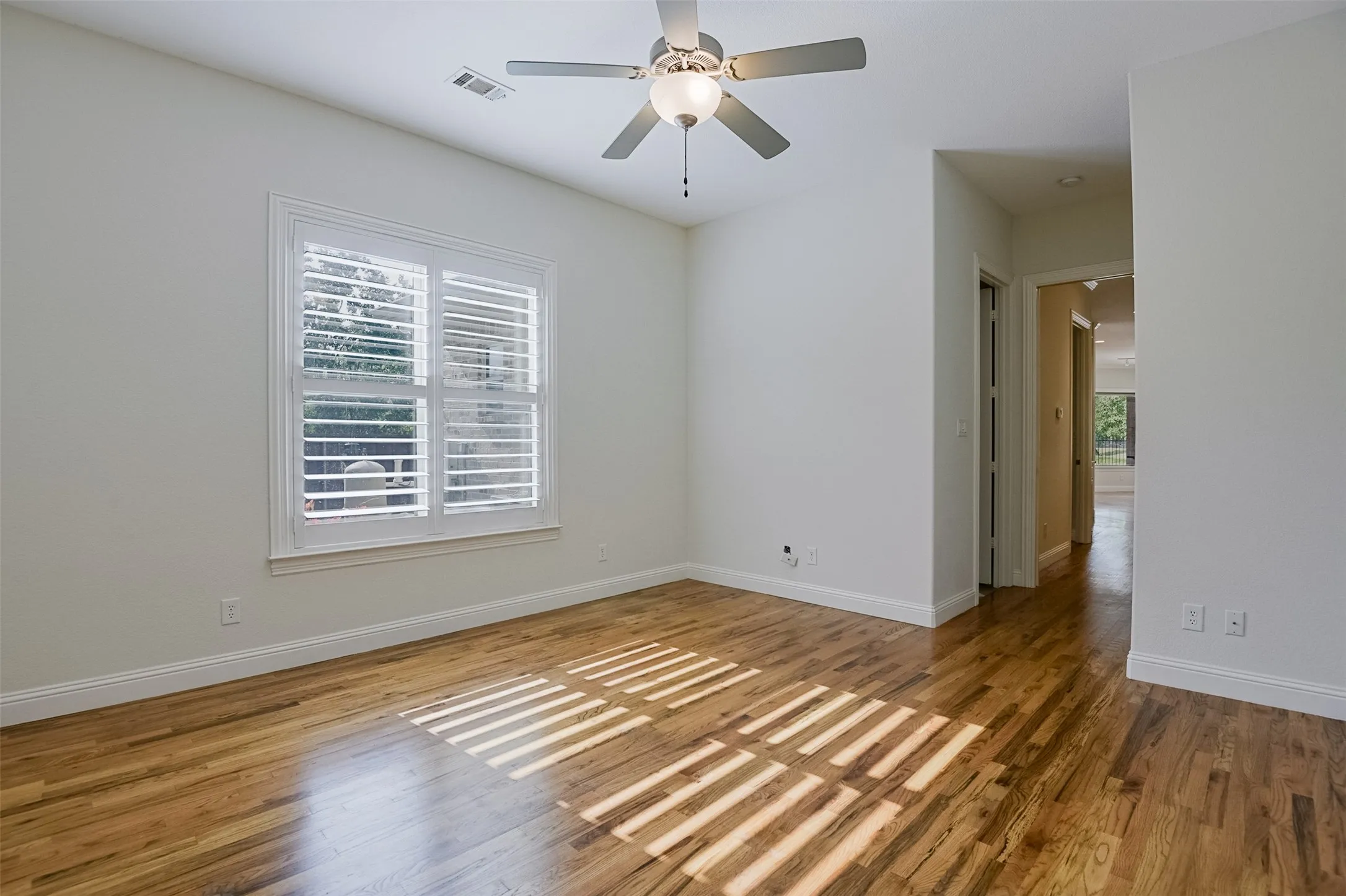 Single Family Residence For Sale in Ellis County , 228 Katy Lake Drive, Waxahachie, Texas 75165, 3 Bedroom, 4 Bathroom, 2 Garage spaces, 3,692 Sqft, built in 2013, mls#21405161, Real Estate Agent in Waxahachie, Homes For Sale in Ellis county, Homes For Sale in Waxahachie, Realtor in Waxahachie Texas, Real Estate Brokerage Independent Realty Texas, Luminita Cordes Realtor