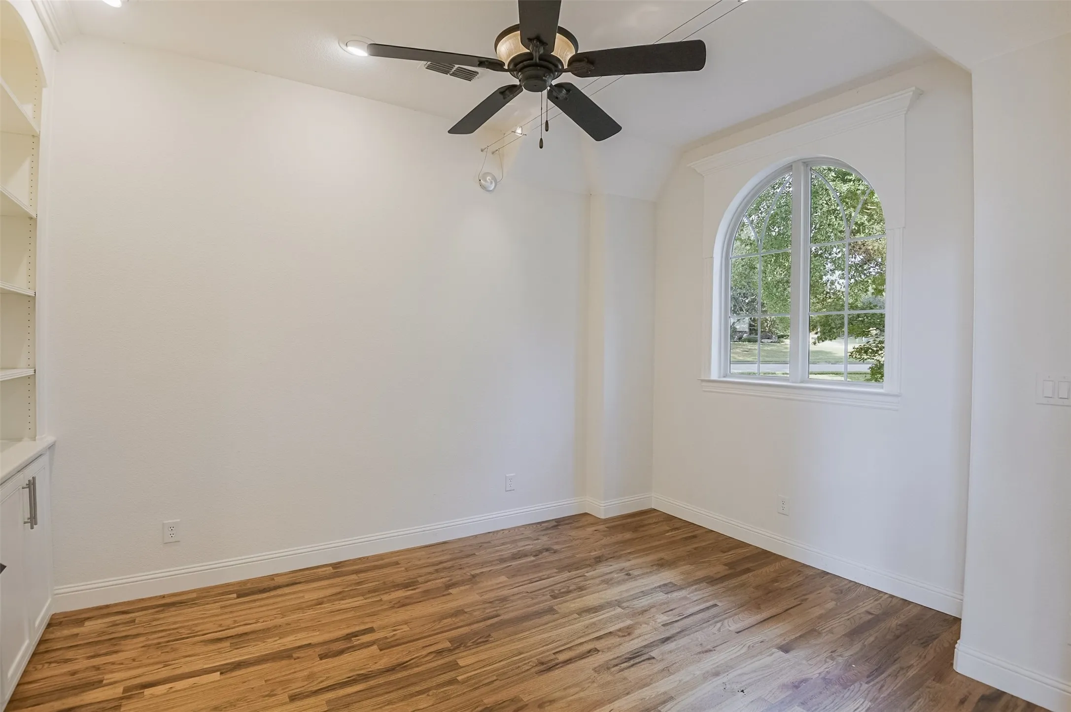 Single Family Residence For Sale in Ellis County , 228 Katy Lake Drive, Waxahachie, Texas 75165, 3 Bedroom, 4 Bathroom, 2 Garage spaces, 3,692 Sqft, built in 2013, mls#21405161, Real Estate Agent in Waxahachie, Homes For Sale in Ellis county, Homes For Sale in Waxahachie, Realtor in Waxahachie Texas, Real Estate Brokerage Independent Realty Texas, Luminita Cordes Realtor
