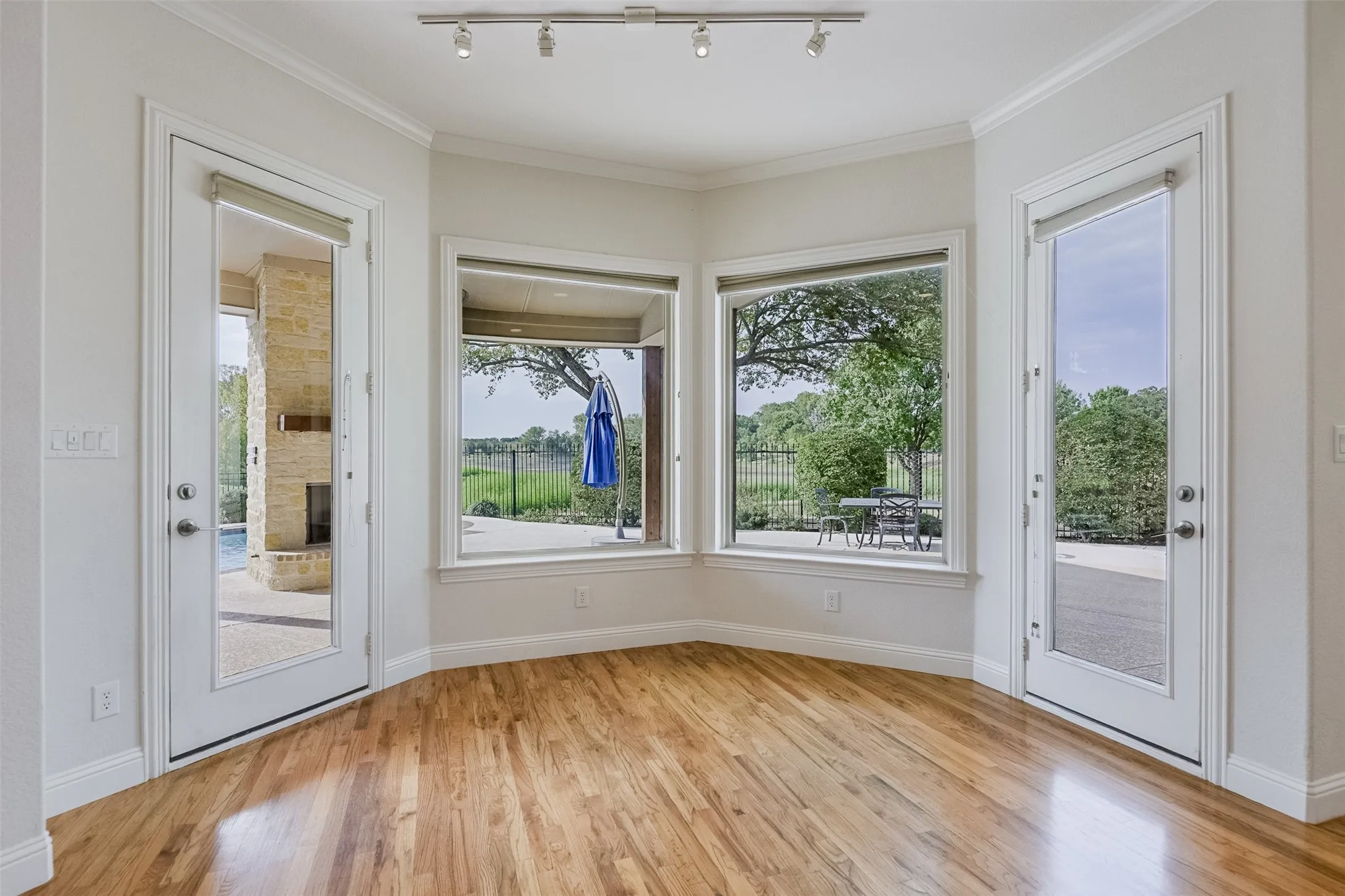 Single Family Residence For Sale in Ellis County , 228 Katy Lake Drive, Waxahachie, Texas 75165, 3 Bedroom, 4 Bathroom, 2 Garage spaces, 3,692 Sqft, built in 2013, mls#21405161, Real Estate Agent in Waxahachie, Homes For Sale in Ellis county, Homes For Sale in Waxahachie, Realtor in Waxahachie Texas, Real Estate Brokerage Independent Realty Texas, Luminita Cordes Realtor