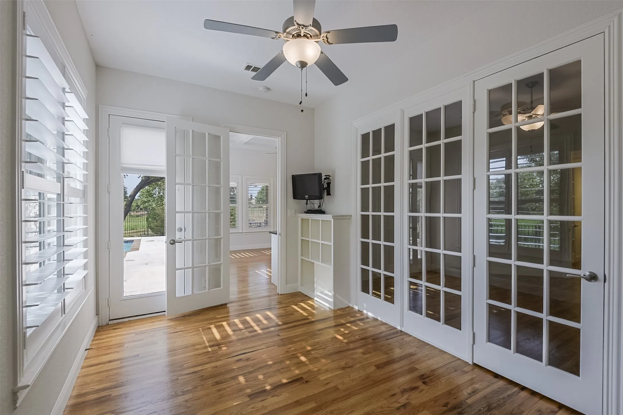Single Family Residence For Sale in Ellis County , 228 Katy Lake Drive, Waxahachie, Texas 75165, 3 Bedroom, 4 Bathroom, 2 Garage spaces, 3,692 Sqft, built in 2013, mls#21405161, Real Estate Agent in Waxahachie, Homes For Sale in Ellis county, Homes For Sale in Waxahachie, Realtor in Waxahachie Texas, Real Estate Brokerage Independent Realty Texas, Luminita Cordes Realtor