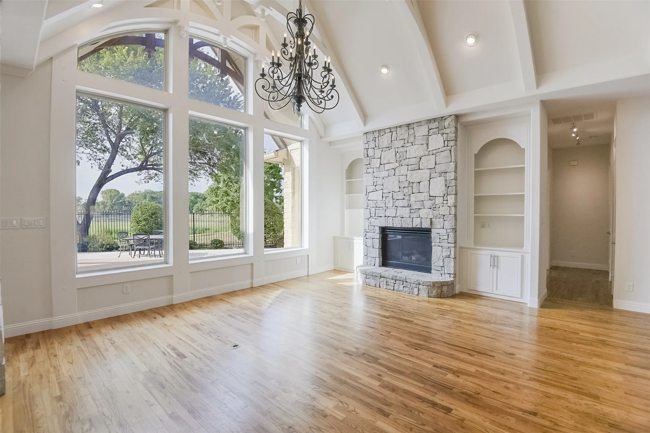 Single Family Residence For Sale in Ellis County , 228 Katy Lake Drive, Waxahachie, Texas 75165, 3 Bedroom, 4 Bathroom, 2 Garage spaces, 3,692 Sqft, built in 2013, mls#21405161, Real Estate Agent in Waxahachie, Homes For Sale in Ellis county, Homes For Sale in Waxahachie, Realtor in Waxahachie Texas, Real Estate Brokerage Independent Realty Texas, Luminita Cordes Realtor