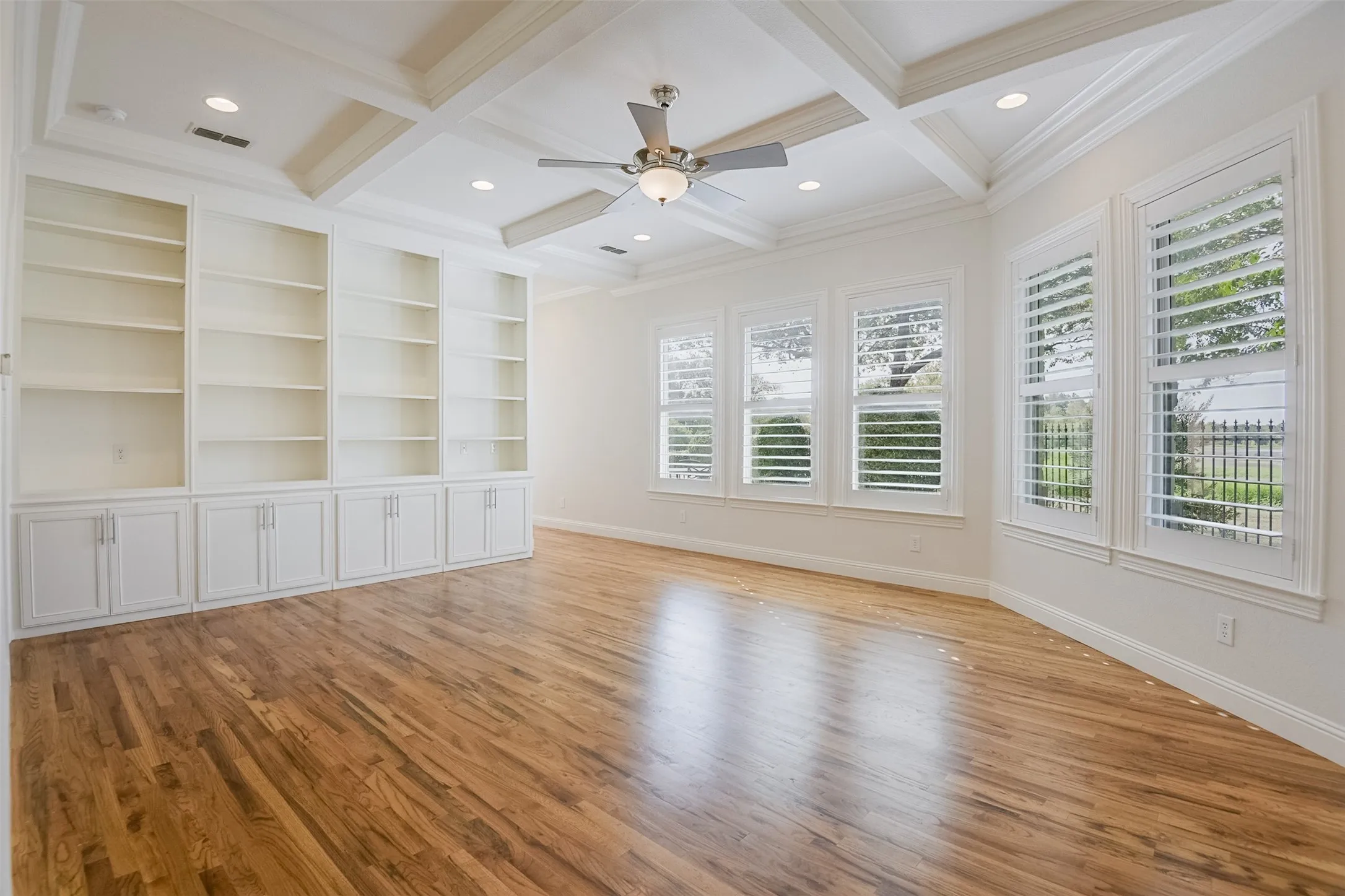 Single Family Residence For Sale in Ellis County , 228 Katy Lake Drive, Waxahachie, Texas 75165, 3 Bedroom, 4 Bathroom, 2 Garage spaces, 3,692 Sqft, built in 2013, mls#21405161, Real Estate Agent in Waxahachie, Homes For Sale in Ellis county, Homes For Sale in Waxahachie, Realtor in Waxahachie Texas, Real Estate Brokerage Independent Realty Texas, Luminita Cordes Realtor