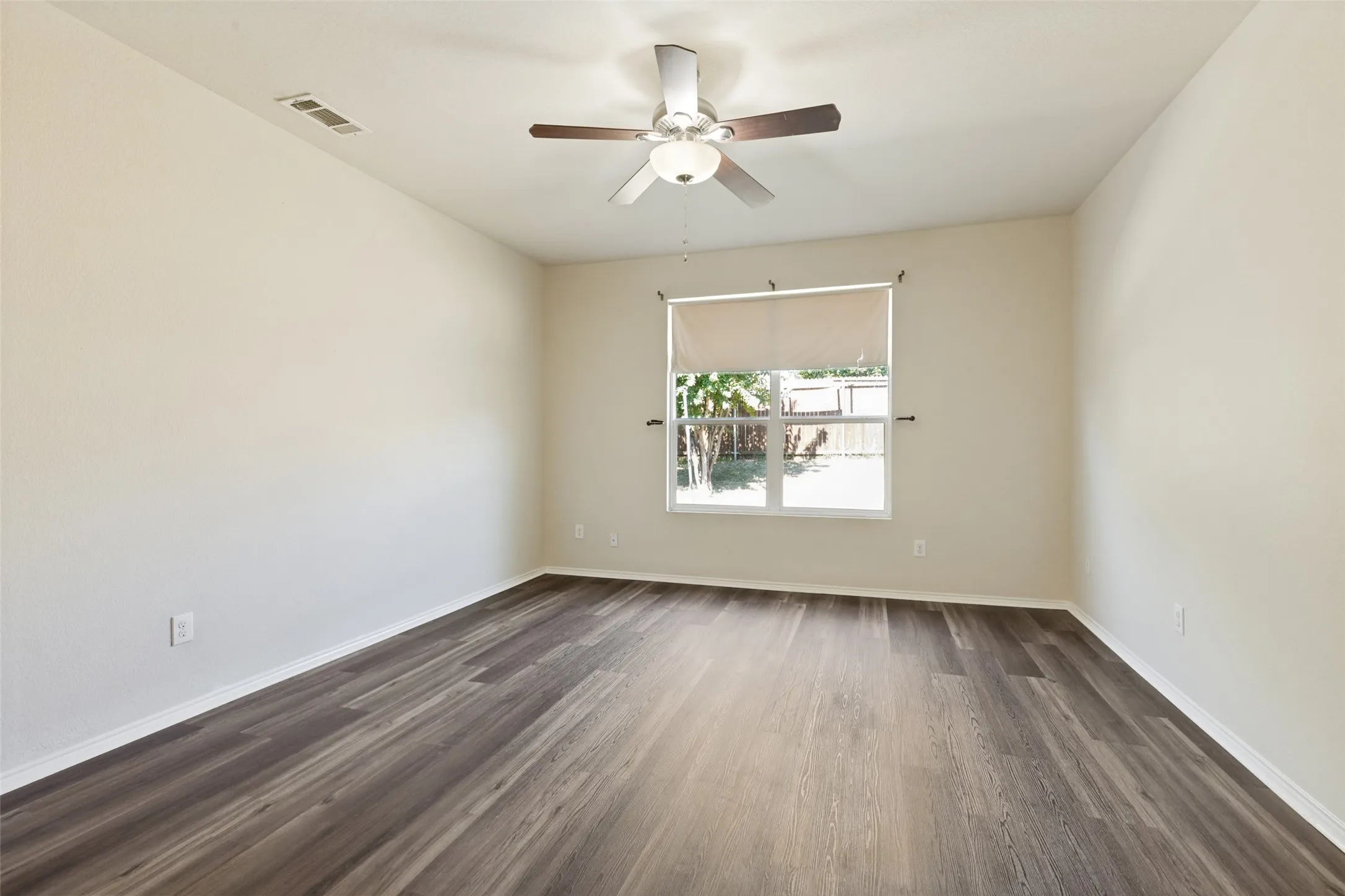 Single Family Residence For Rent in Tarrant County , 11117 kenny Drive, Fort Worth, Texas 76244, 3 Bedroom, 2 Bathroom, 2 Garage spaces, 1,831 Sqft, built in 2012, mls#21405402, Real Estate Agent in Fort Worth, Homes For Rent in Tarrant county, Homes For Rent in Fort Worth, Realtor in Fort Worth Texas, Real Estate Brokerage Independent Realty Texas, Luminita Cordes Realtor