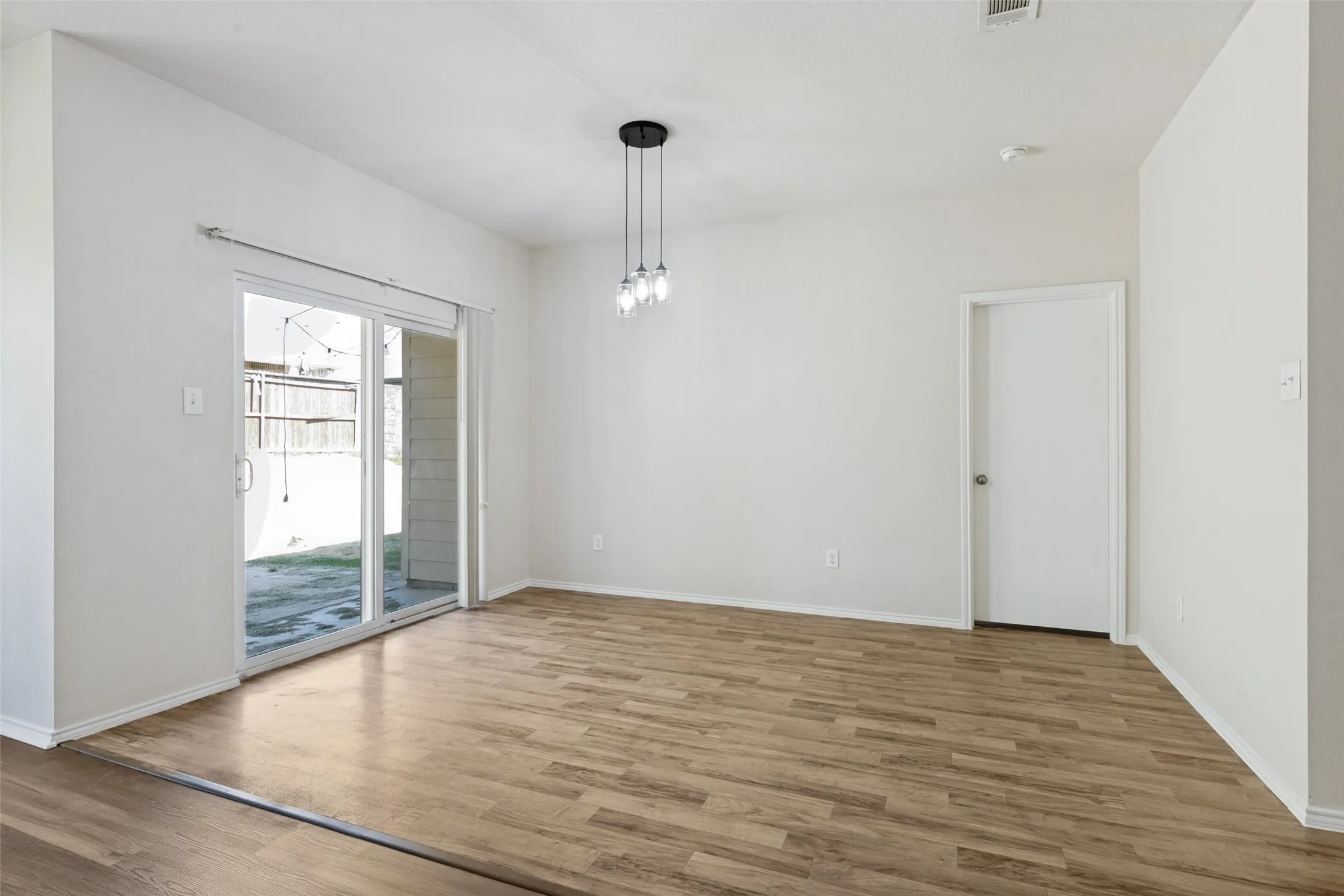 Single Family Residence For Rent in Tarrant County , 11117 kenny Drive, Fort Worth, Texas 76244, 3 Bedroom, 2 Bathroom, 2 Garage spaces, 1,831 Sqft, built in 2012, mls#21405402, Real Estate Agent in Fort Worth, Homes For Rent in Tarrant county, Homes For Rent in Fort Worth, Realtor in Fort Worth Texas, Real Estate Brokerage Independent Realty Texas, Luminita Cordes Realtor