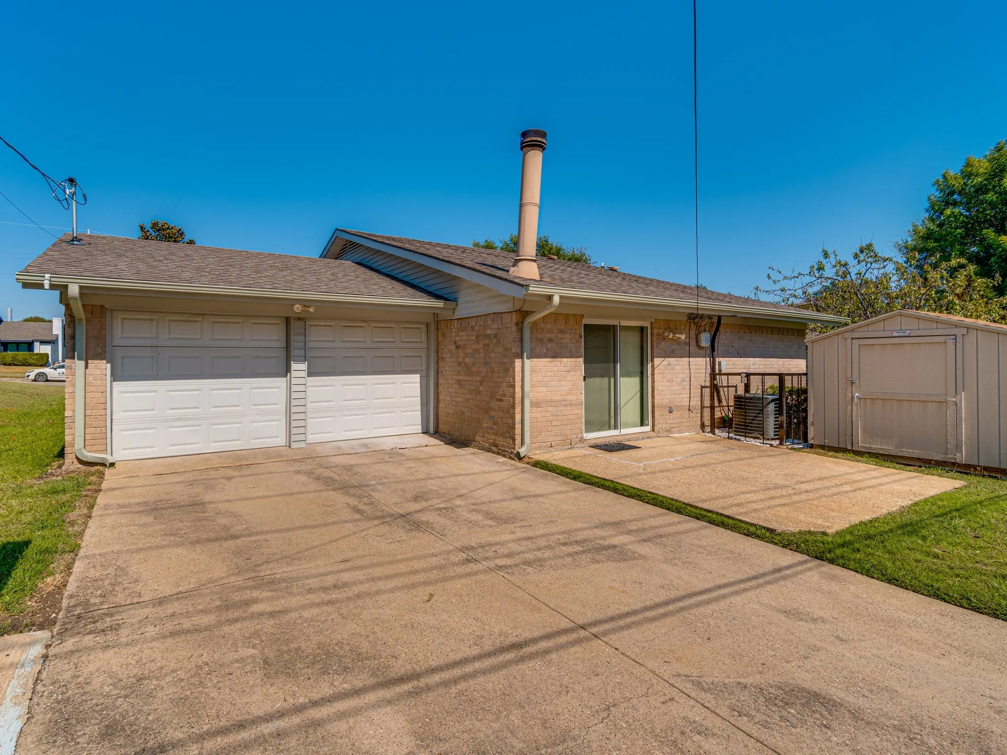 Single Family Residence For Rent in Dallas County , 2714 Meadow Bluff Lane, Dallas, Texas 75237, 3 Bedroom, 2 Bathroom, 2 Garage spaces, 1,307 Sqft, built in 1977, mls#21405391, Real Estate Agent in Dallas, Homes For Rent in Dallas county, Homes For Rent in Dallas, Realtor in Dallas Texas, Real Estate Brokerage Independent Realty Texas, Luminita Cordes Realtor