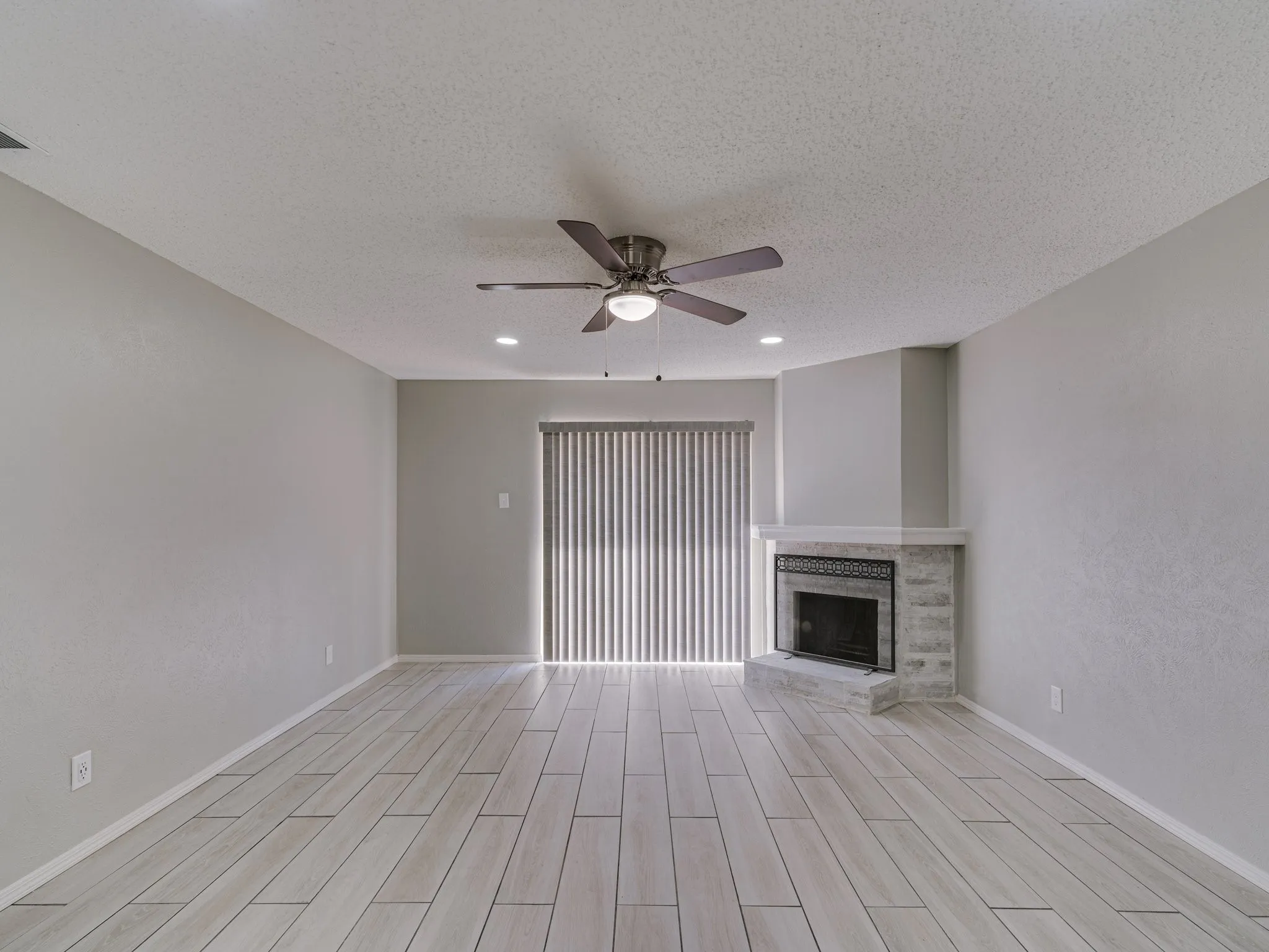 Single Family Residence For Rent in Dallas County , 2714 Meadow Bluff Lane, Dallas, Texas 75237, 3 Bedroom, 2 Bathroom, 2 Garage spaces, 1,307 Sqft, built in 1977, mls#21405391, Real Estate Agent in Dallas, Homes For Rent in Dallas county, Homes For Rent in Dallas, Realtor in Dallas Texas, Real Estate Brokerage Independent Realty Texas, Luminita Cordes Realtor