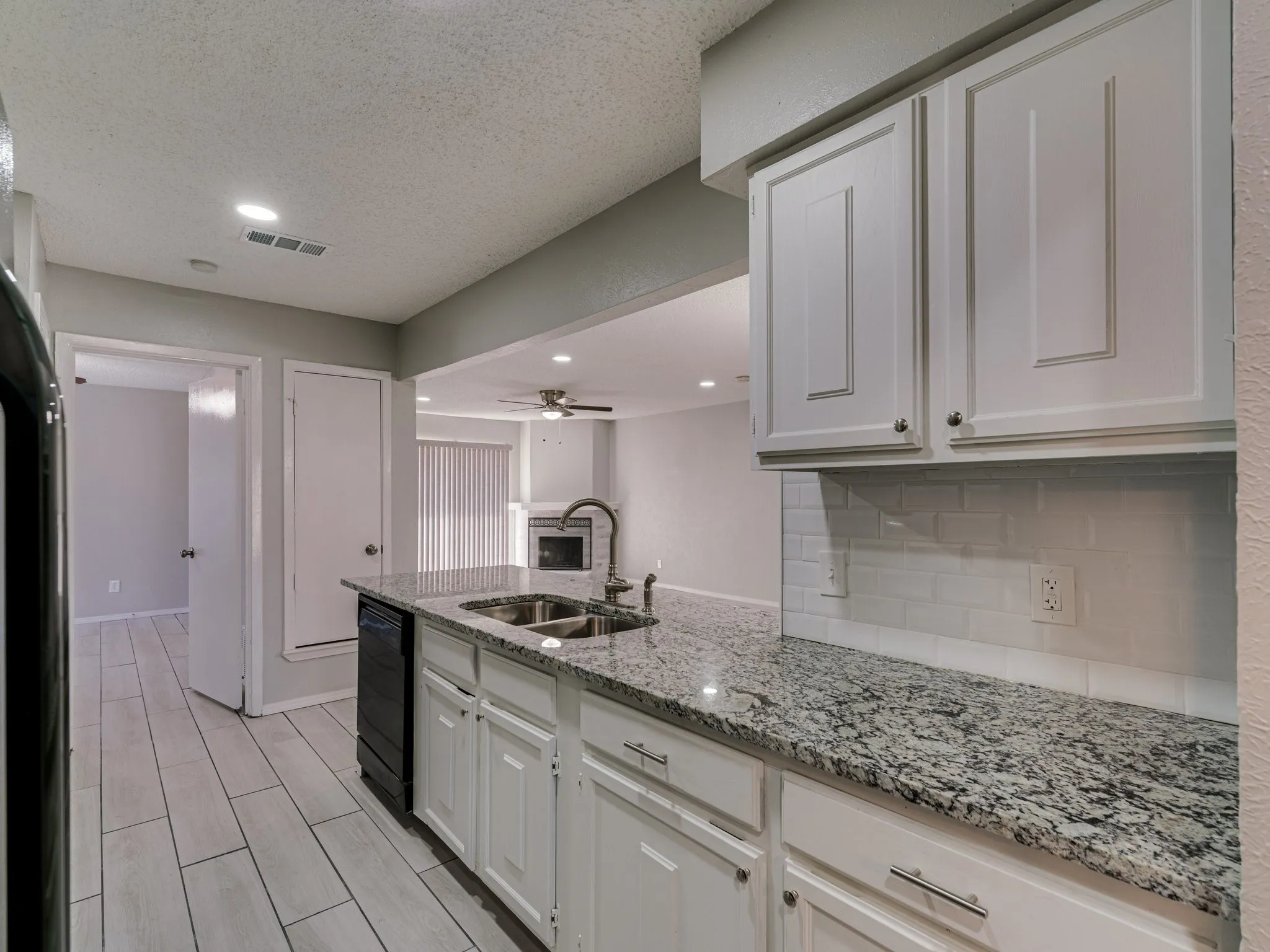 Single Family Residence For Rent in Dallas County , 2714 Meadow Bluff Lane, Dallas, Texas 75237, 3 Bedroom, 2 Bathroom, 2 Garage spaces, 1,307 Sqft, built in 1977, mls#21405391, Real Estate Agent in Dallas, Homes For Rent in Dallas county, Homes For Rent in Dallas, Realtor in Dallas Texas, Real Estate Brokerage Independent Realty Texas, Luminita Cordes Realtor