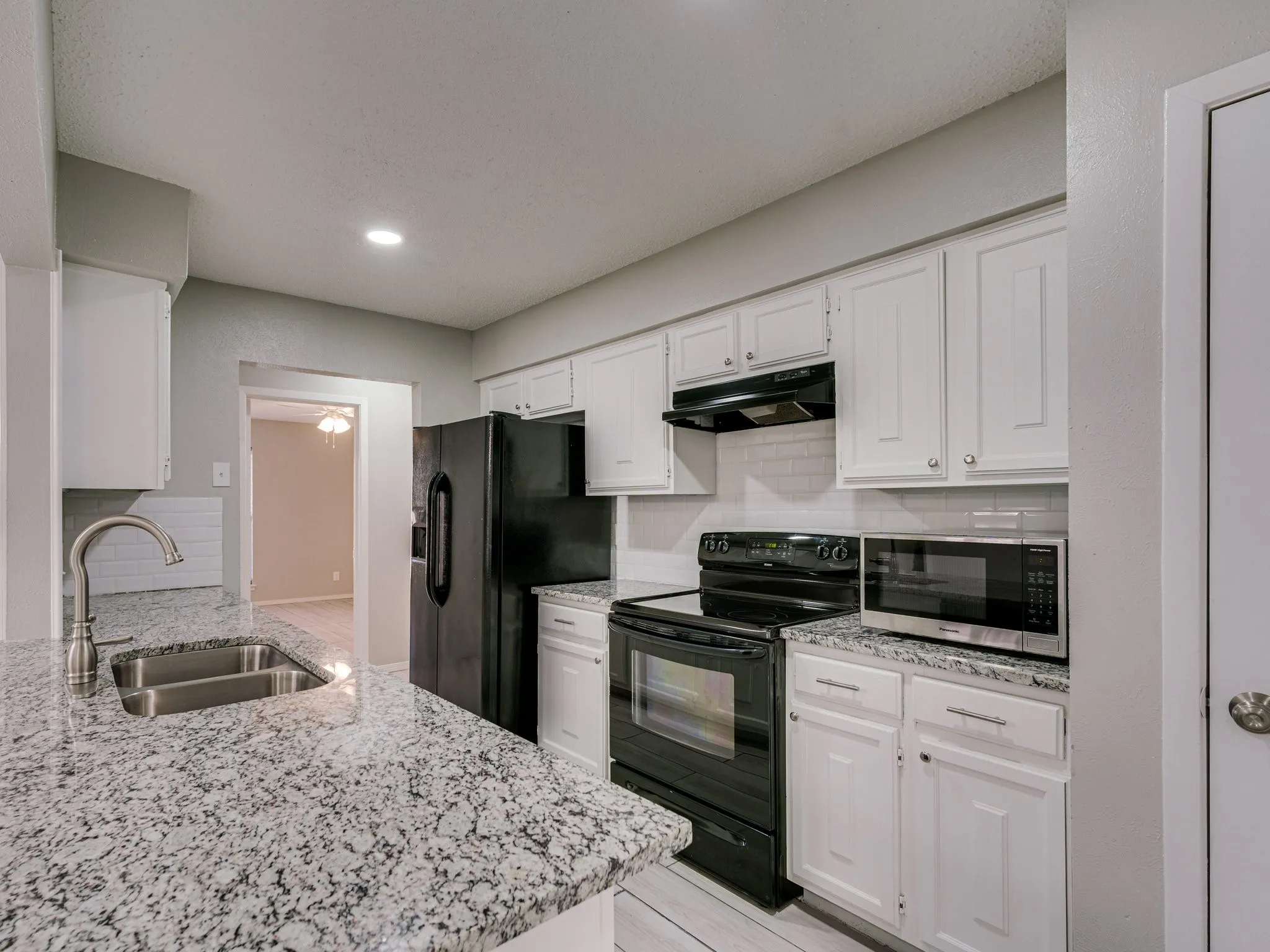 Single Family Residence For Rent in Dallas County , 2714 Meadow Bluff Lane, Dallas, Texas 75237, 3 Bedroom, 2 Bathroom, 2 Garage spaces, 1,307 Sqft, built in 1977, mls#21405391, Real Estate Agent in Dallas, Homes For Rent in Dallas county, Homes For Rent in Dallas, Realtor in Dallas Texas, Real Estate Brokerage Independent Realty Texas, Luminita Cordes Realtor