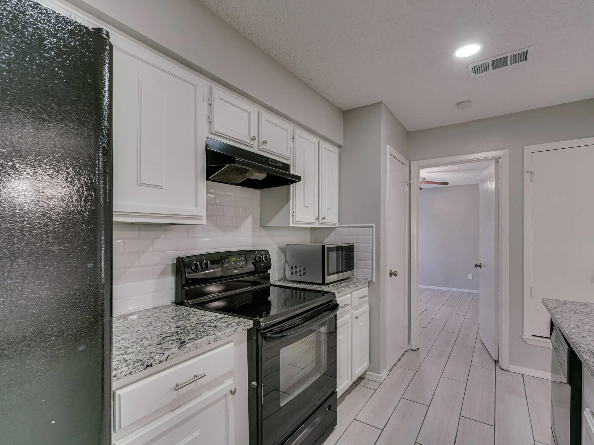 Single Family Residence For Rent in Dallas County , 2714 Meadow Bluff Lane, Dallas, Texas 75237, 3 Bedroom, 2 Bathroom, 2 Garage spaces, 1,307 Sqft, built in 1977, mls#21405391, Real Estate Agent in Dallas, Homes For Rent in Dallas county, Homes For Rent in Dallas, Realtor in Dallas Texas, Real Estate Brokerage Independent Realty Texas, Luminita Cordes Realtor