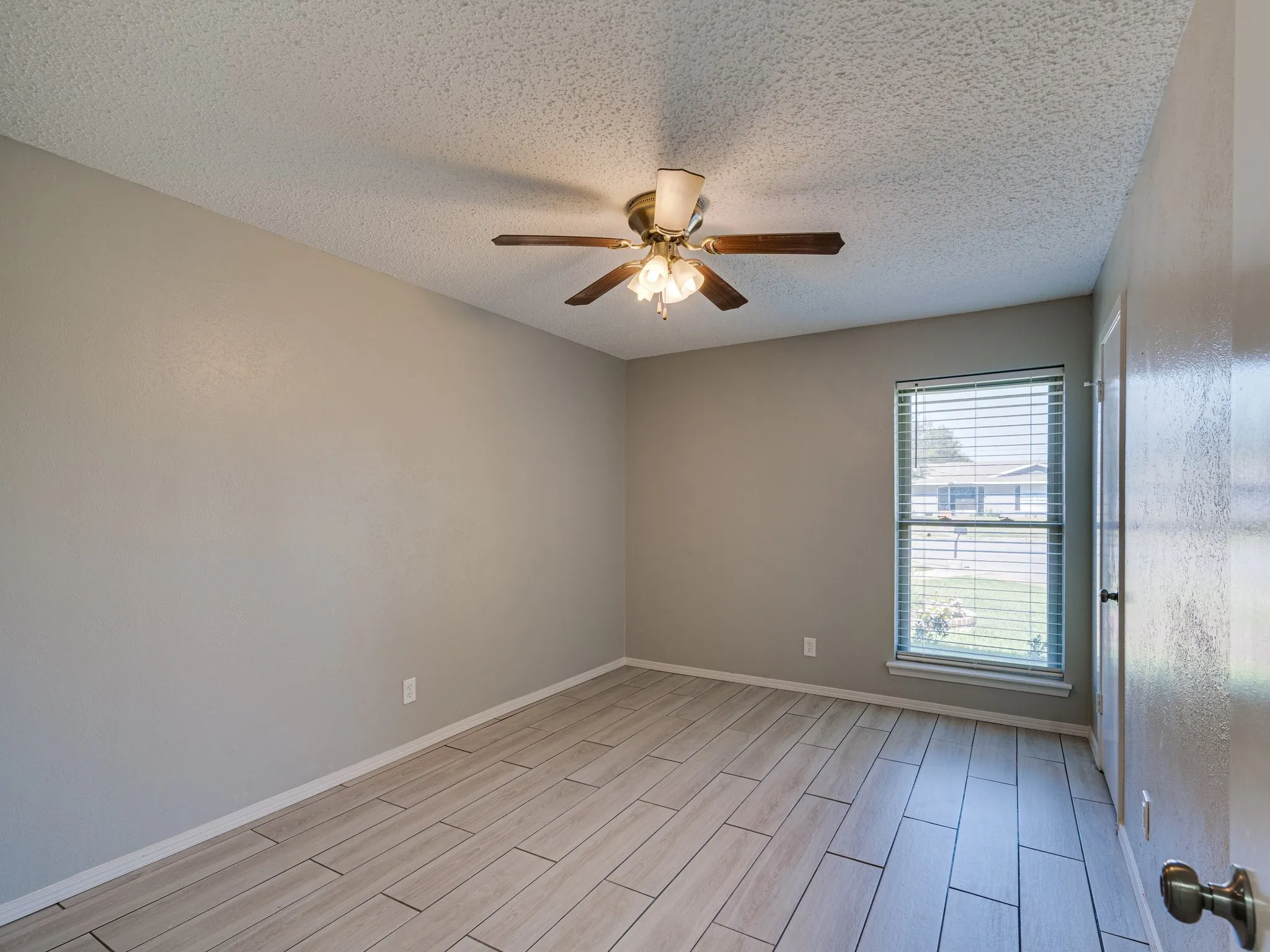 Single Family Residence For Rent in Dallas County , 2714 Meadow Bluff Lane, Dallas, Texas 75237, 3 Bedroom, 2 Bathroom, 2 Garage spaces, 1,307 Sqft, built in 1977, mls#21405391, Real Estate Agent in Dallas, Homes For Rent in Dallas county, Homes For Rent in Dallas, Realtor in Dallas Texas, Real Estate Brokerage Independent Realty Texas, Luminita Cordes Realtor