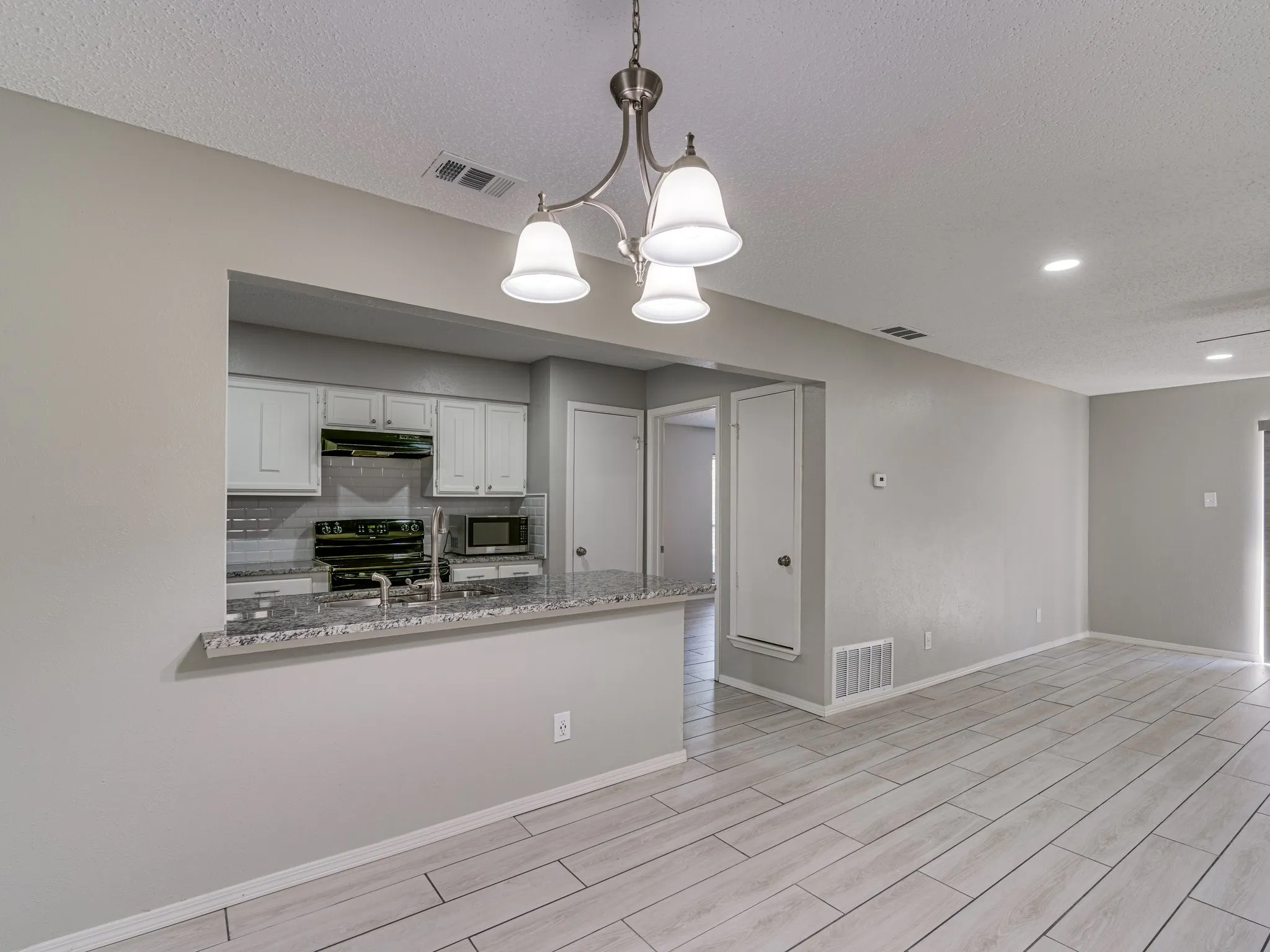 Single Family Residence For Rent in Dallas County , 2714 Meadow Bluff Lane, Dallas, Texas 75237, 3 Bedroom, 2 Bathroom, 2 Garage spaces, 1,307 Sqft, built in 1977, mls#21405391, Real Estate Agent in Dallas, Homes For Rent in Dallas county, Homes For Rent in Dallas, Realtor in Dallas Texas, Real Estate Brokerage Independent Realty Texas, Luminita Cordes Realtor