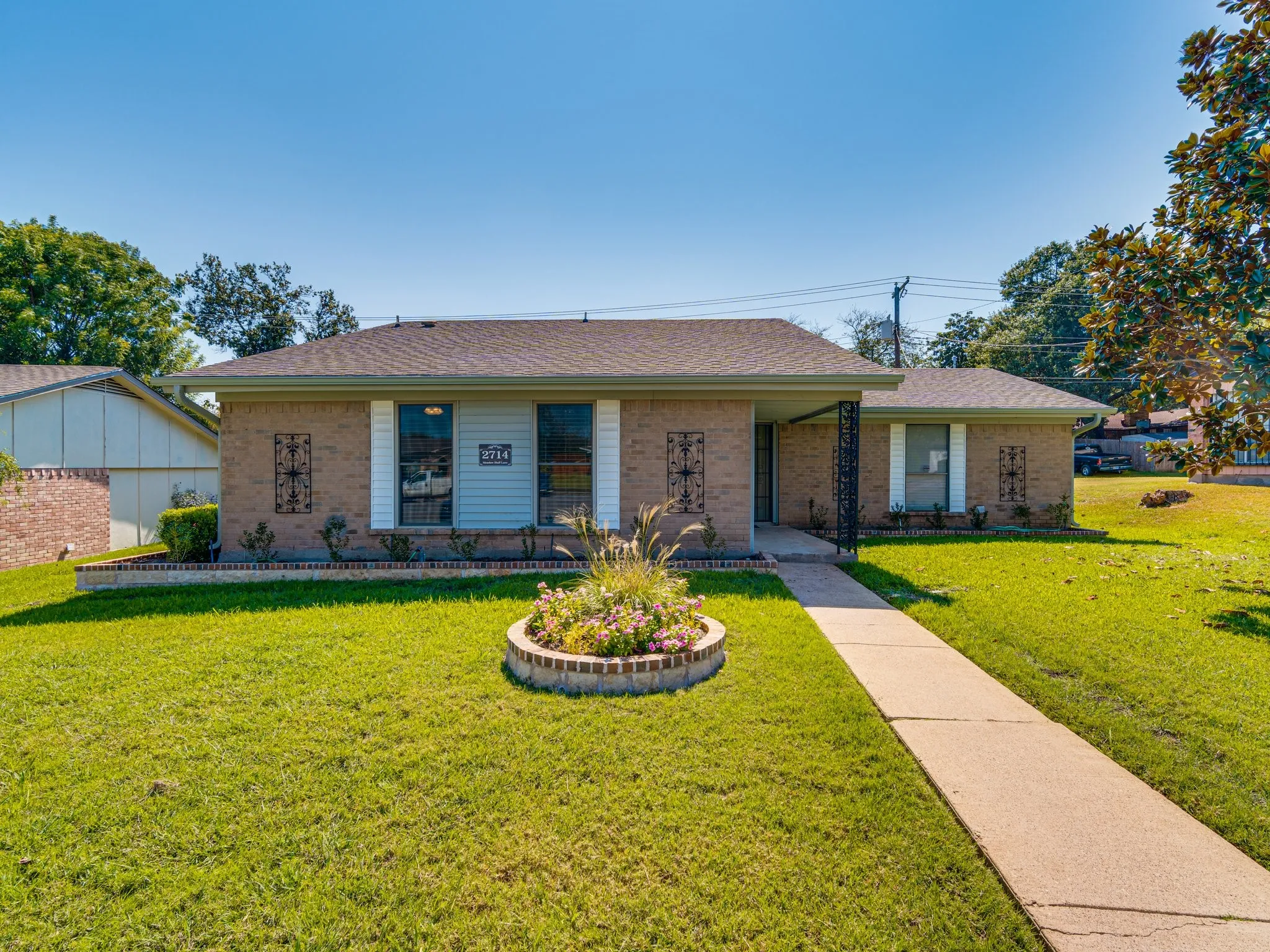 Single Family Residence For Rent in Dallas County , 2714 Meadow Bluff Lane, Dallas, Texas 75237, 3 Bedroom, 2 Bathroom, 2 Garage spaces, 1,307 Sqft, built in 1977, mls#21405391, Real Estate Agent in Dallas, Homes For Rent in Dallas county, Homes For Rent in Dallas, Realtor in Dallas Texas, Real Estate Brokerage Independent Realty Texas, Luminita Cordes Realtor
