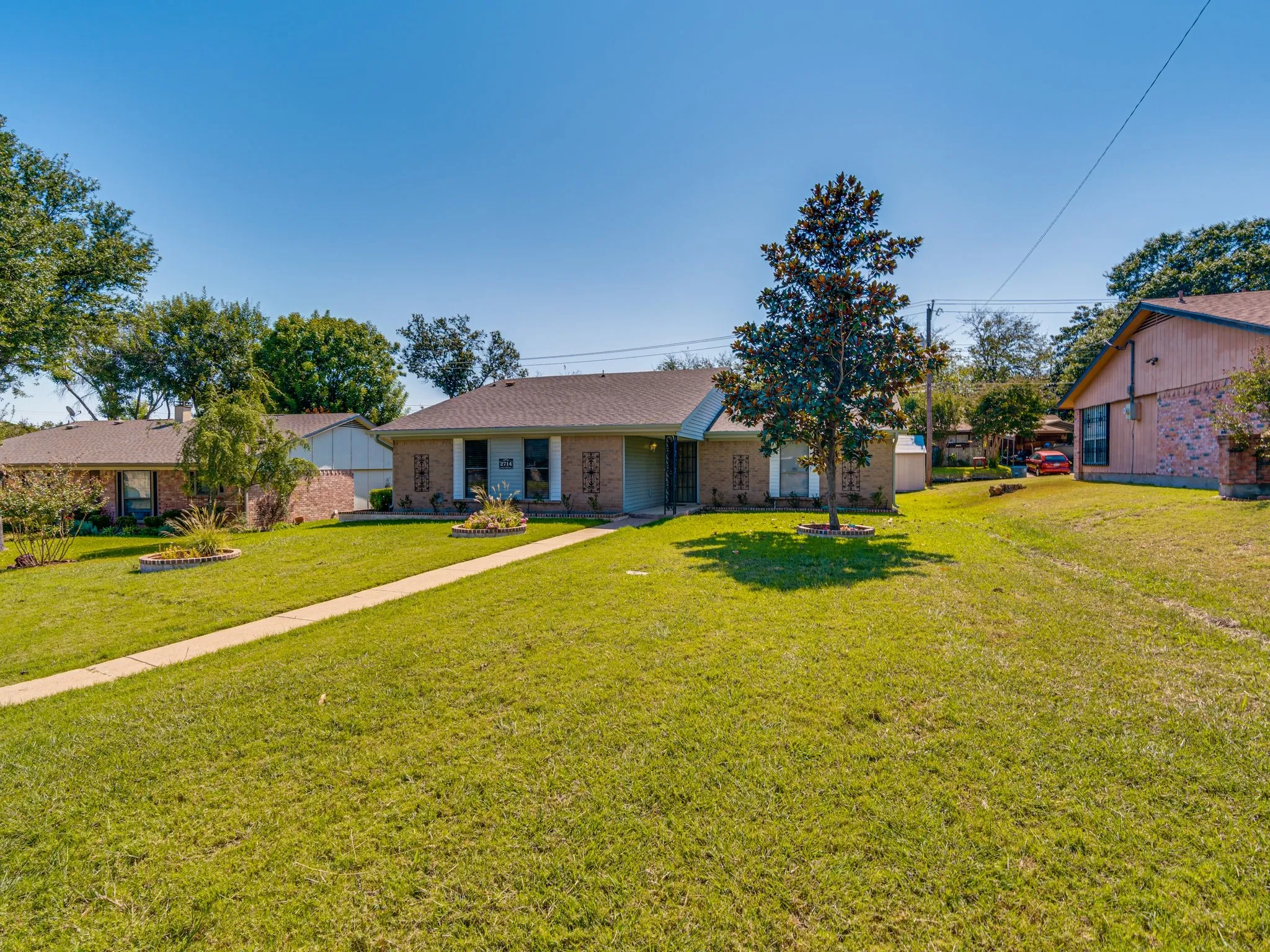 Single Family Residence For Rent in Dallas County , 2714 Meadow Bluff Lane, Dallas, Texas 75237, 3 Bedroom, 2 Bathroom, 2 Garage spaces, 1,307 Sqft, built in 1977, mls#21405391, Real Estate Agent in Dallas, Homes For Rent in Dallas county, Homes For Rent in Dallas, Realtor in Dallas Texas, Real Estate Brokerage Independent Realty Texas, Luminita Cordes Realtor