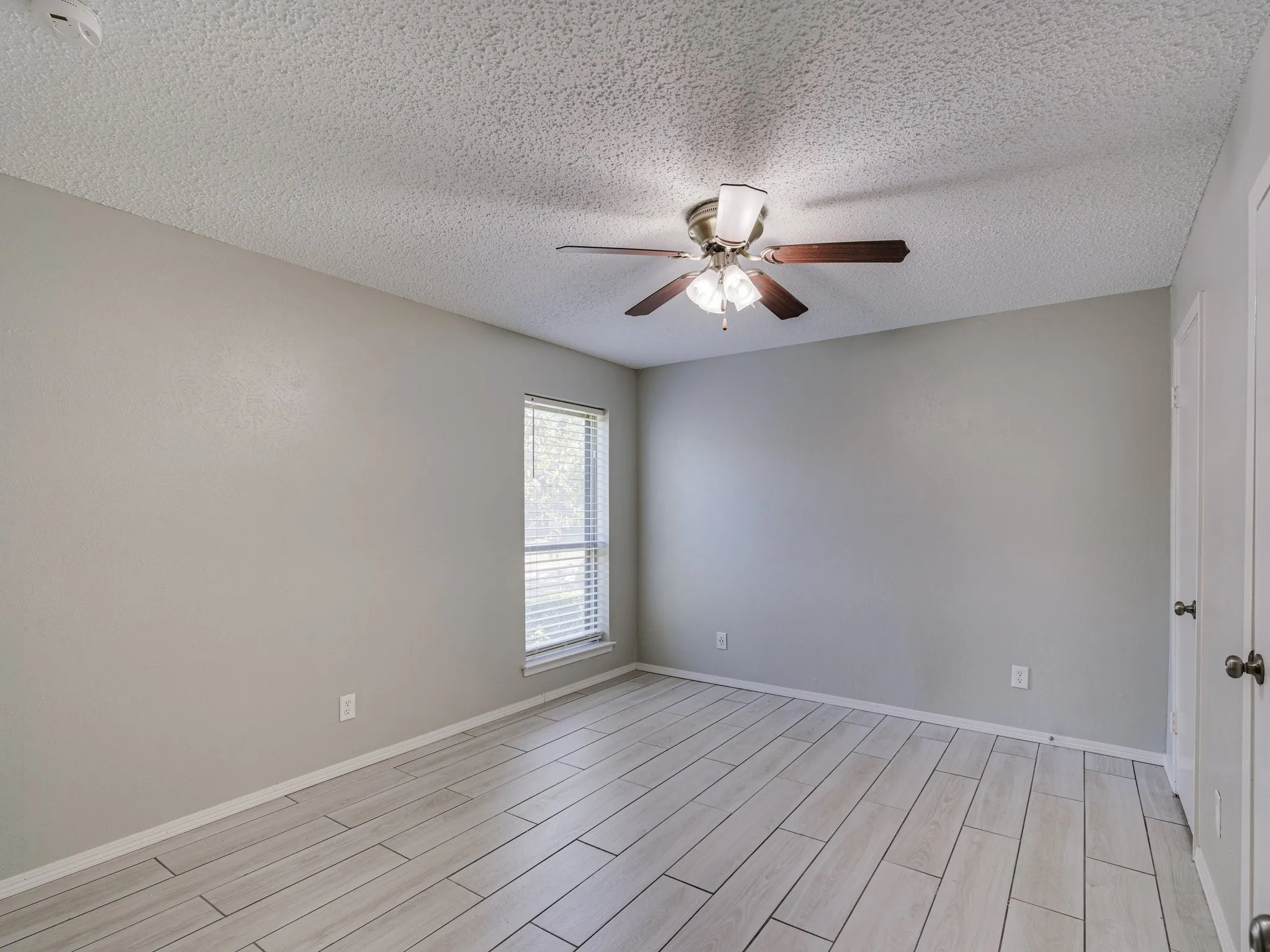 Single Family Residence For Rent in Dallas County , 2714 Meadow Bluff Lane, Dallas, Texas 75237, 3 Bedroom, 2 Bathroom, 2 Garage spaces, 1,307 Sqft, built in 1977, mls#21405391, Real Estate Agent in Dallas, Homes For Rent in Dallas county, Homes For Rent in Dallas, Realtor in Dallas Texas, Real Estate Brokerage Independent Realty Texas, Luminita Cordes Realtor