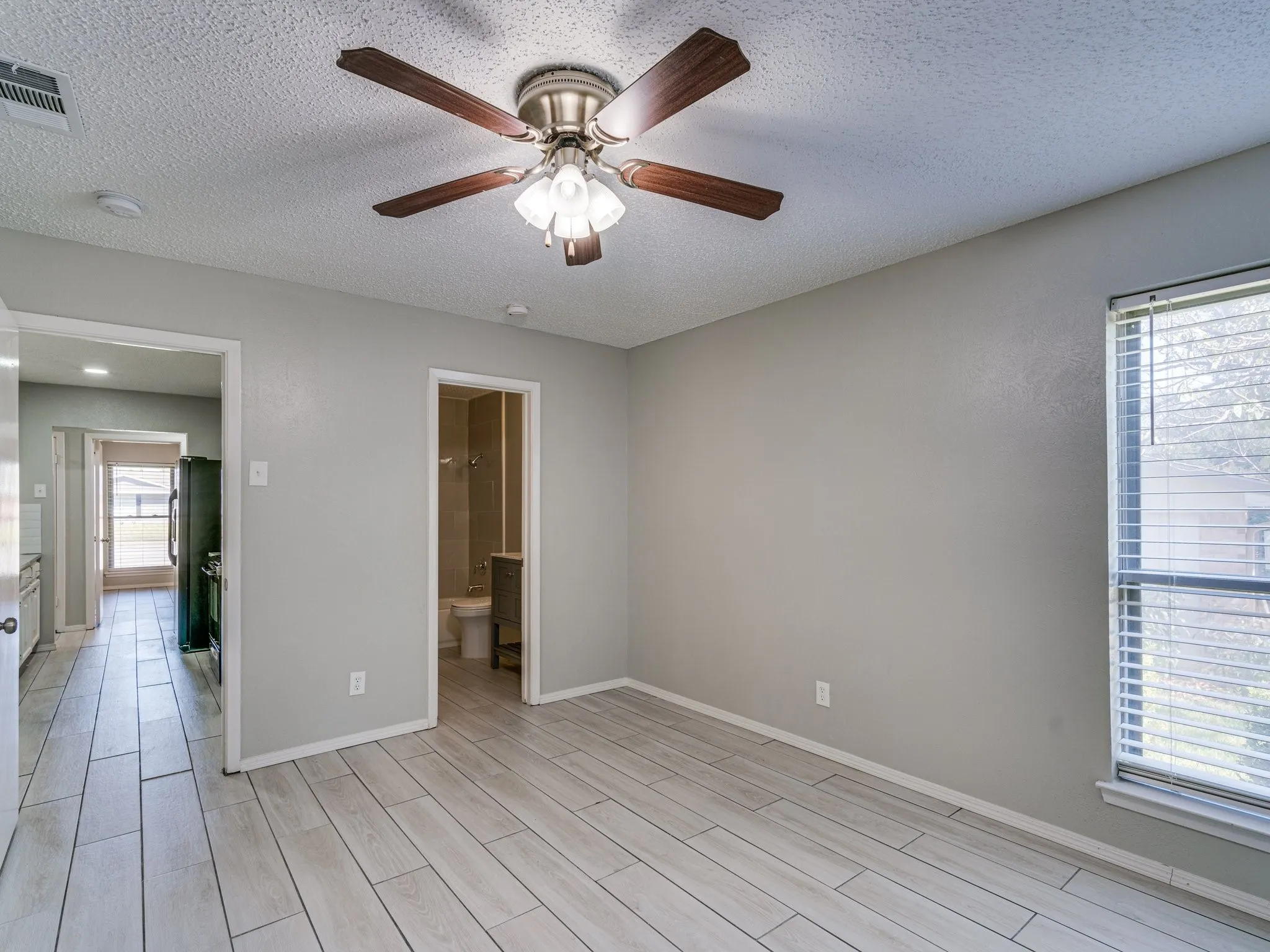 Single Family Residence For Rent in Dallas County , 2714 Meadow Bluff Lane, Dallas, Texas 75237, 3 Bedroom, 2 Bathroom, 2 Garage spaces, 1,307 Sqft, built in 1977, mls#21405391, Real Estate Agent in Dallas, Homes For Rent in Dallas county, Homes For Rent in Dallas, Realtor in Dallas Texas, Real Estate Brokerage Independent Realty Texas, Luminita Cordes Realtor