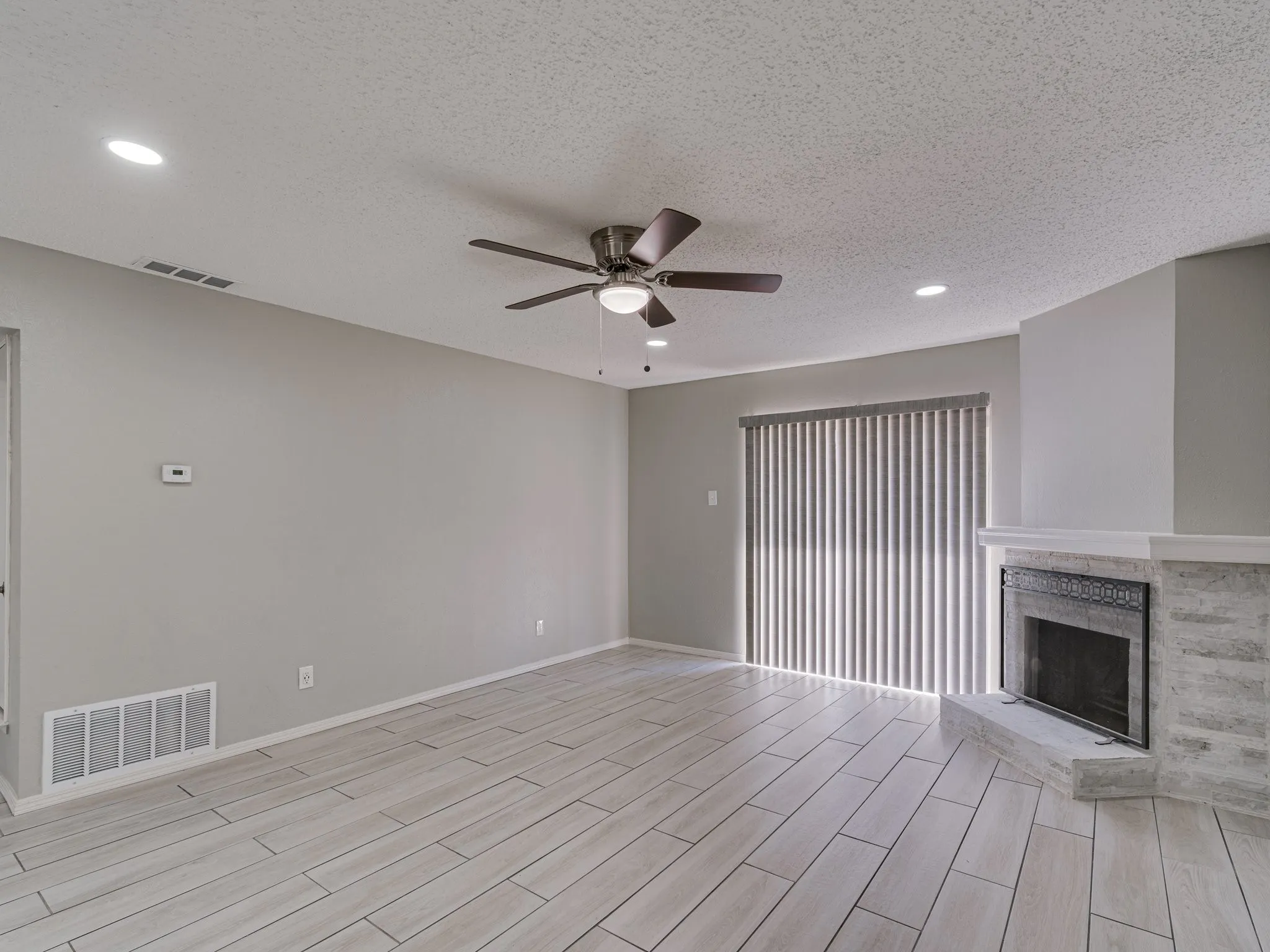 Single Family Residence For Rent in Dallas County , 2714 Meadow Bluff Lane, Dallas, Texas 75237, 3 Bedroom, 2 Bathroom, 2 Garage spaces, 1,307 Sqft, built in 1977, mls#21405391, Real Estate Agent in Dallas, Homes For Rent in Dallas county, Homes For Rent in Dallas, Realtor in Dallas Texas, Real Estate Brokerage Independent Realty Texas, Luminita Cordes Realtor