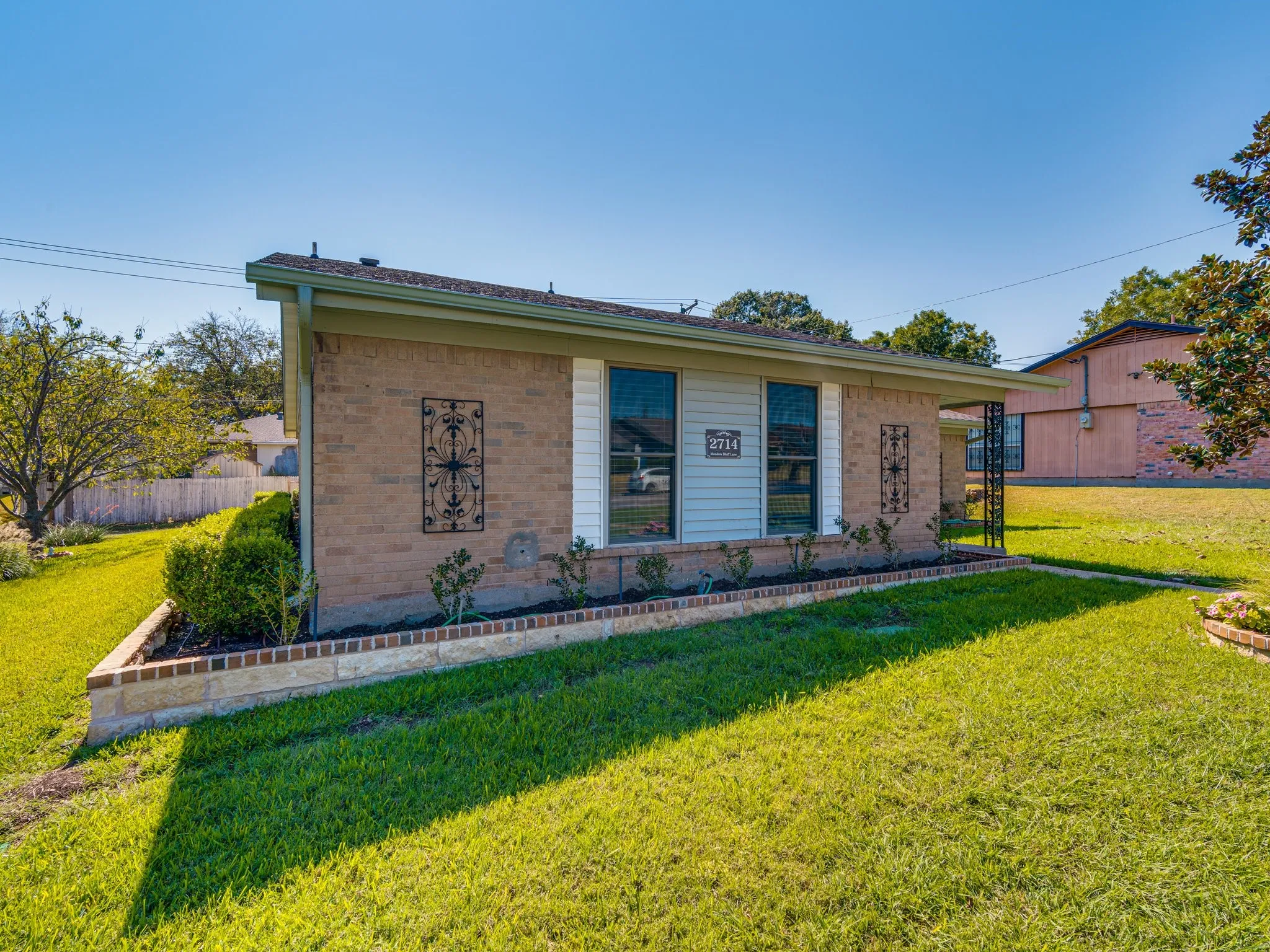 Single Family Residence For Rent in Dallas County , 2714 Meadow Bluff Lane, Dallas, Texas 75237, 3 Bedroom, 2 Bathroom, 2 Garage spaces, 1,307 Sqft, built in 1977, mls#21405391, Real Estate Agent in Dallas, Homes For Rent in Dallas county, Homes For Rent in Dallas, Realtor in Dallas Texas, Real Estate Brokerage Independent Realty Texas, Luminita Cordes Realtor