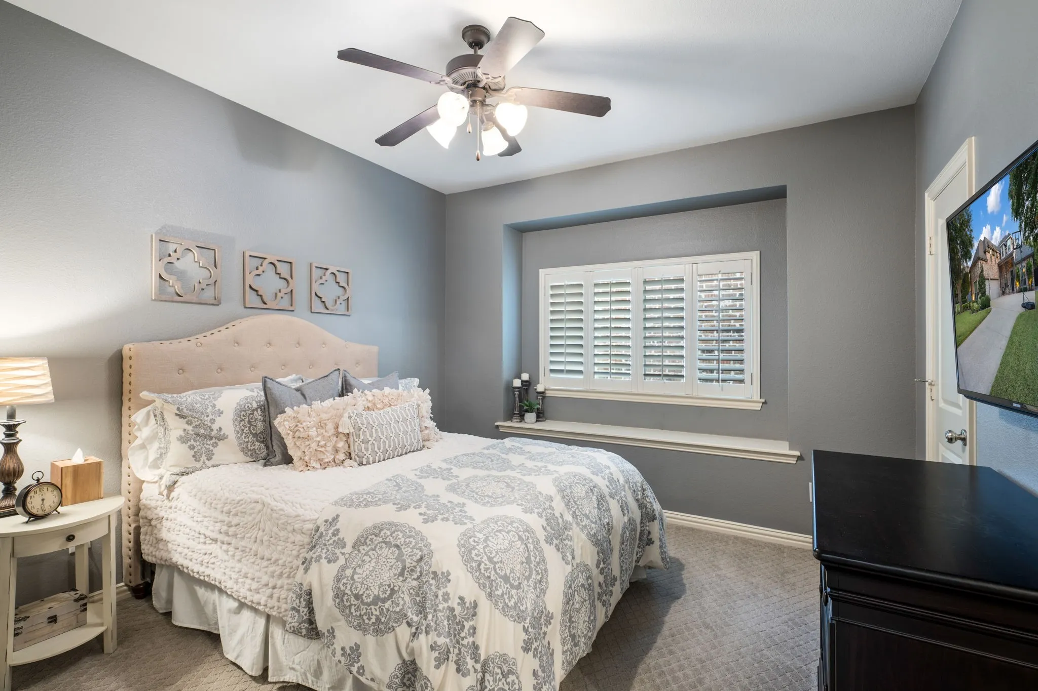 Guest Bedroom on 1st Floor with spacious bathroom and privacy