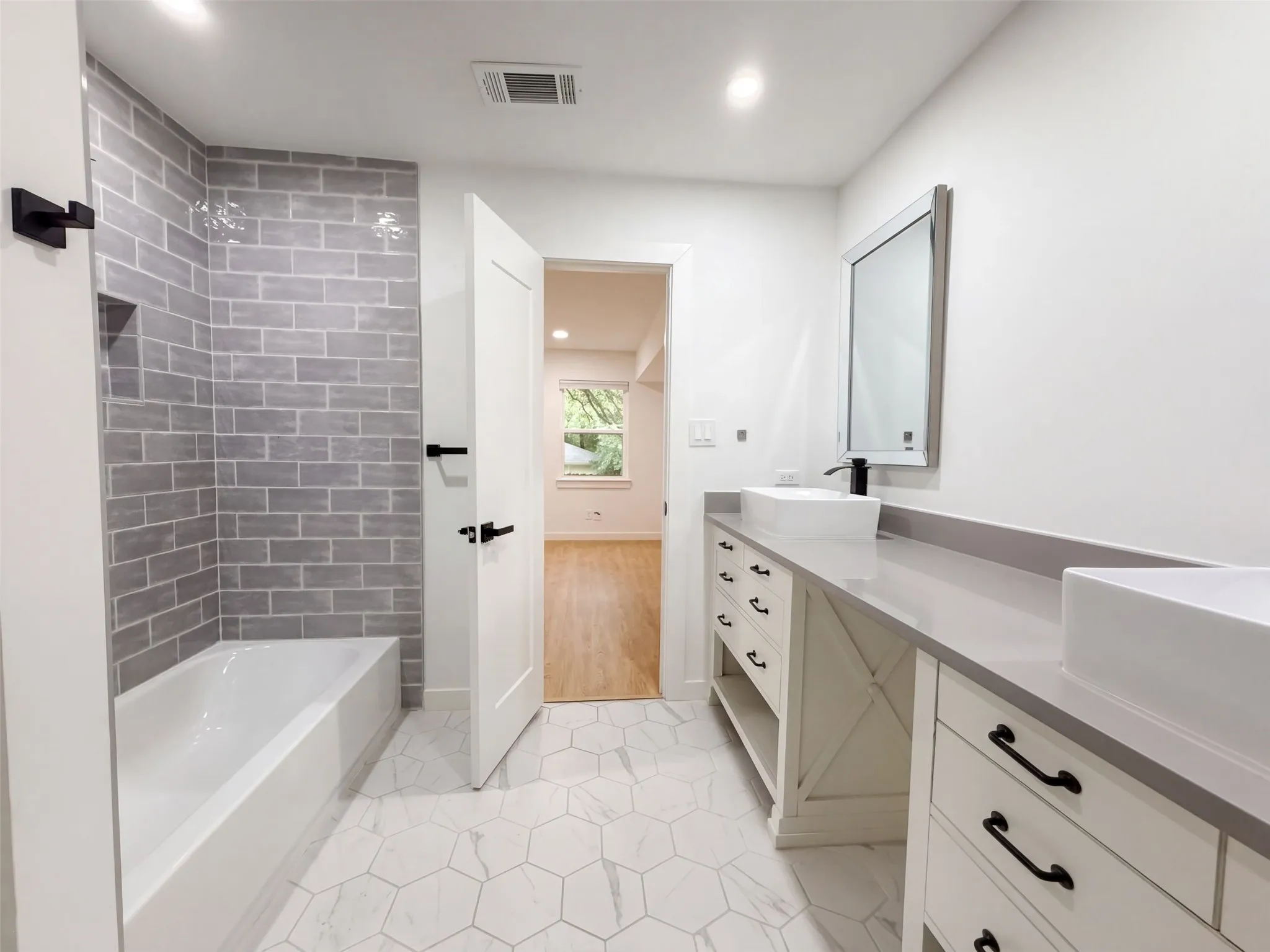 Single Family Residence For Sale in Tarrant County , 1515 Cherokee Street, Arlington, Texas 76012, 4 Bedroom, 3 Bathroom, 2 Garage spaces, 2,158 Sqft, built in 1966, mls#21405242, Real Estate Agent in Arlington, Homes For Sale in Tarrant county, Homes For Sale in Arlington, Realtor in Arlington Texas, Real Estate Brokerage Independent Realty Texas, Luminita Cordes Realtor