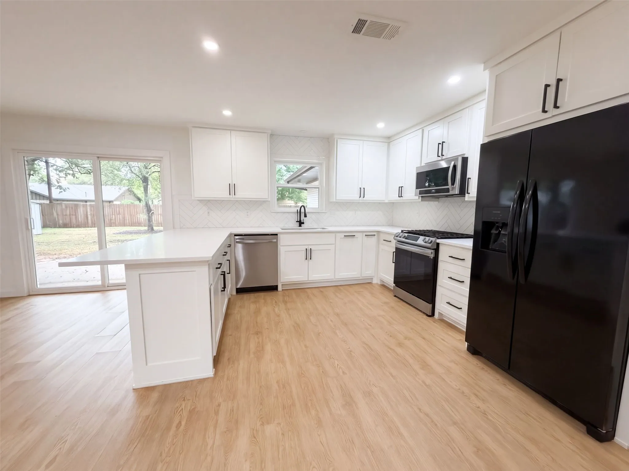 Single Family Residence For Sale in Tarrant County , 1515 Cherokee Street, Arlington, Texas 76012, 4 Bedroom, 3 Bathroom, 2 Garage spaces, 2,158 Sqft, built in 1966, mls#21405242, Real Estate Agent in Arlington, Homes For Sale in Tarrant county, Homes For Sale in Arlington, Realtor in Arlington Texas, Real Estate Brokerage Independent Realty Texas, Luminita Cordes Realtor