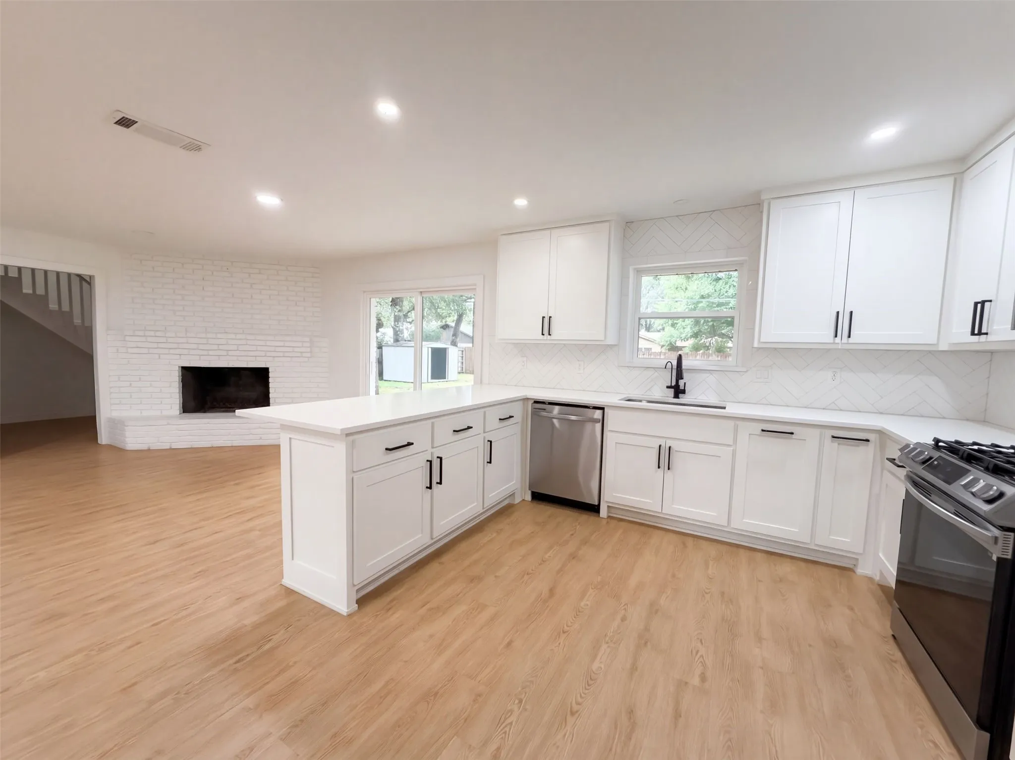 Single Family Residence For Sale in Tarrant County , 1515 Cherokee Street, Arlington, Texas 76012, 4 Bedroom, 3 Bathroom, 2 Garage spaces, 2,158 Sqft, built in 1966, mls#21405242, Real Estate Agent in Arlington, Homes For Sale in Tarrant county, Homes For Sale in Arlington, Realtor in Arlington Texas, Real Estate Brokerage Independent Realty Texas, Luminita Cordes Realtor