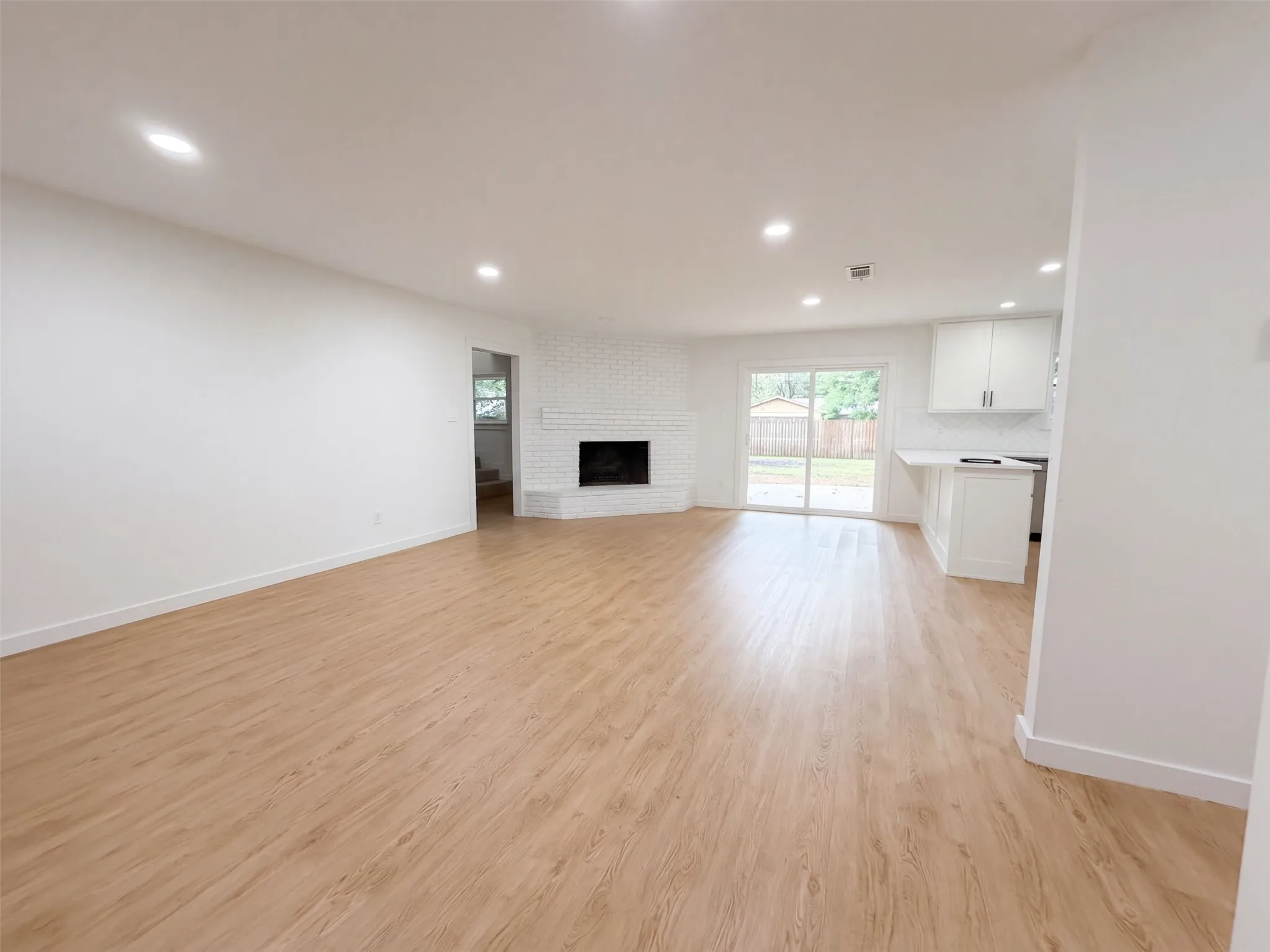 Single Family Residence For Sale in Tarrant County , 1515 Cherokee Street, Arlington, Texas 76012, 4 Bedroom, 3 Bathroom, 2 Garage spaces, 2,158 Sqft, built in 1966, mls#21405242, Real Estate Agent in Arlington, Homes For Sale in Tarrant county, Homes For Sale in Arlington, Realtor in Arlington Texas, Real Estate Brokerage Independent Realty Texas, Luminita Cordes Realtor