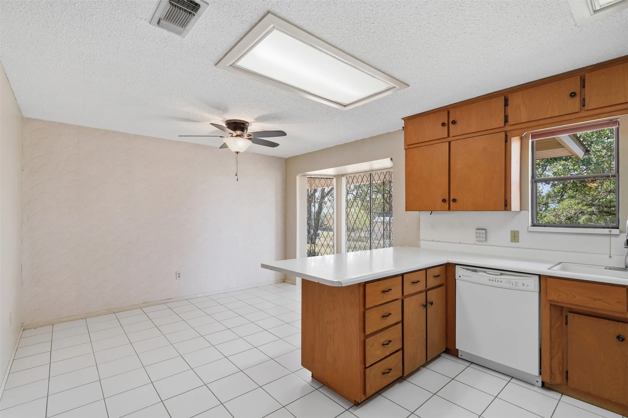 Single Family Residence For Sale in Wise County , 209 County Road 4917, Newark, Texas 76071, 3 Bedroom, 2 Bathroom, 2 Garage spaces, 2,132 Sqft, built in 1979, mls#21405415, Real Estate Agent in Newark, Homes For Sale in Wise county, Homes For Sale in Newark, Realtor in Newark Texas, Real Estate Brokerage Independent Realty Texas, Luminita Cordes Realtor