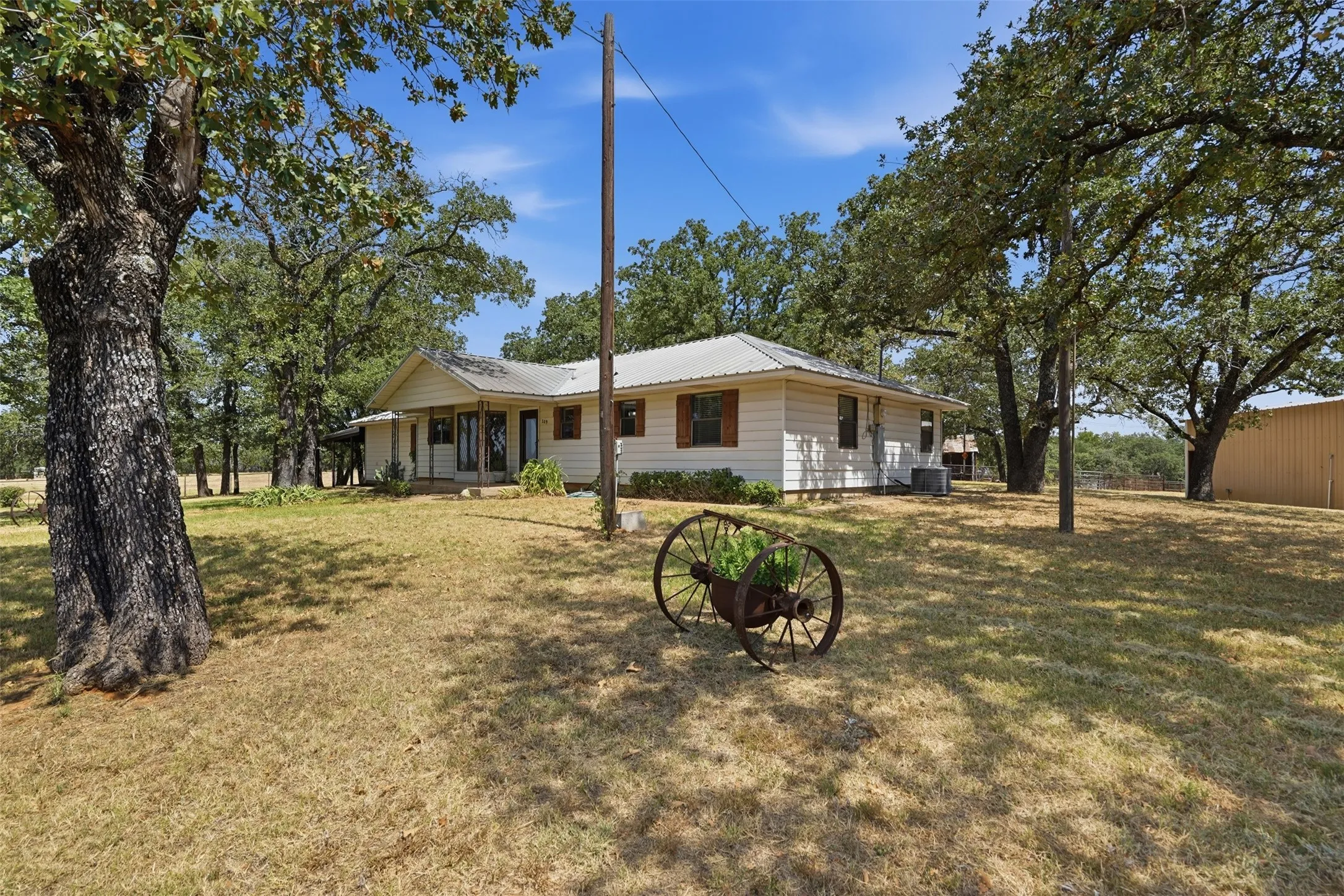 Single Family Residence For Sale in Wise County , 209 County Road 4917, Newark, Texas 76071, 3 Bedroom, 2 Bathroom, 2 Garage spaces, 2,132 Sqft, built in 1979, mls#21405415, Real Estate Agent in Newark, Homes For Sale in Wise county, Homes For Sale in Newark, Realtor in Newark Texas, Real Estate Brokerage Independent Realty Texas, Luminita Cordes Realtor