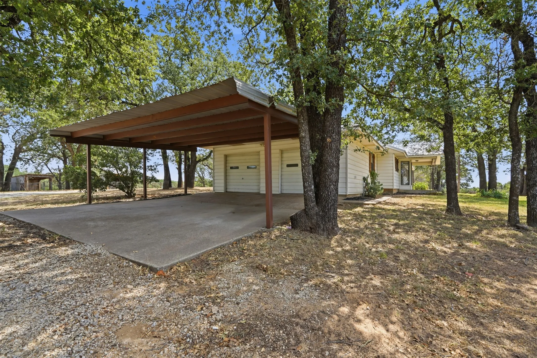 Single Family Residence For Sale in Wise County , 209 County Road 4917, Newark, Texas 76071, 3 Bedroom, 2 Bathroom, 2 Garage spaces, 2,132 Sqft, built in 1979, mls#21405415, Real Estate Agent in Newark, Homes For Sale in Wise county, Homes For Sale in Newark, Realtor in Newark Texas, Real Estate Brokerage Independent Realty Texas, Luminita Cordes Realtor