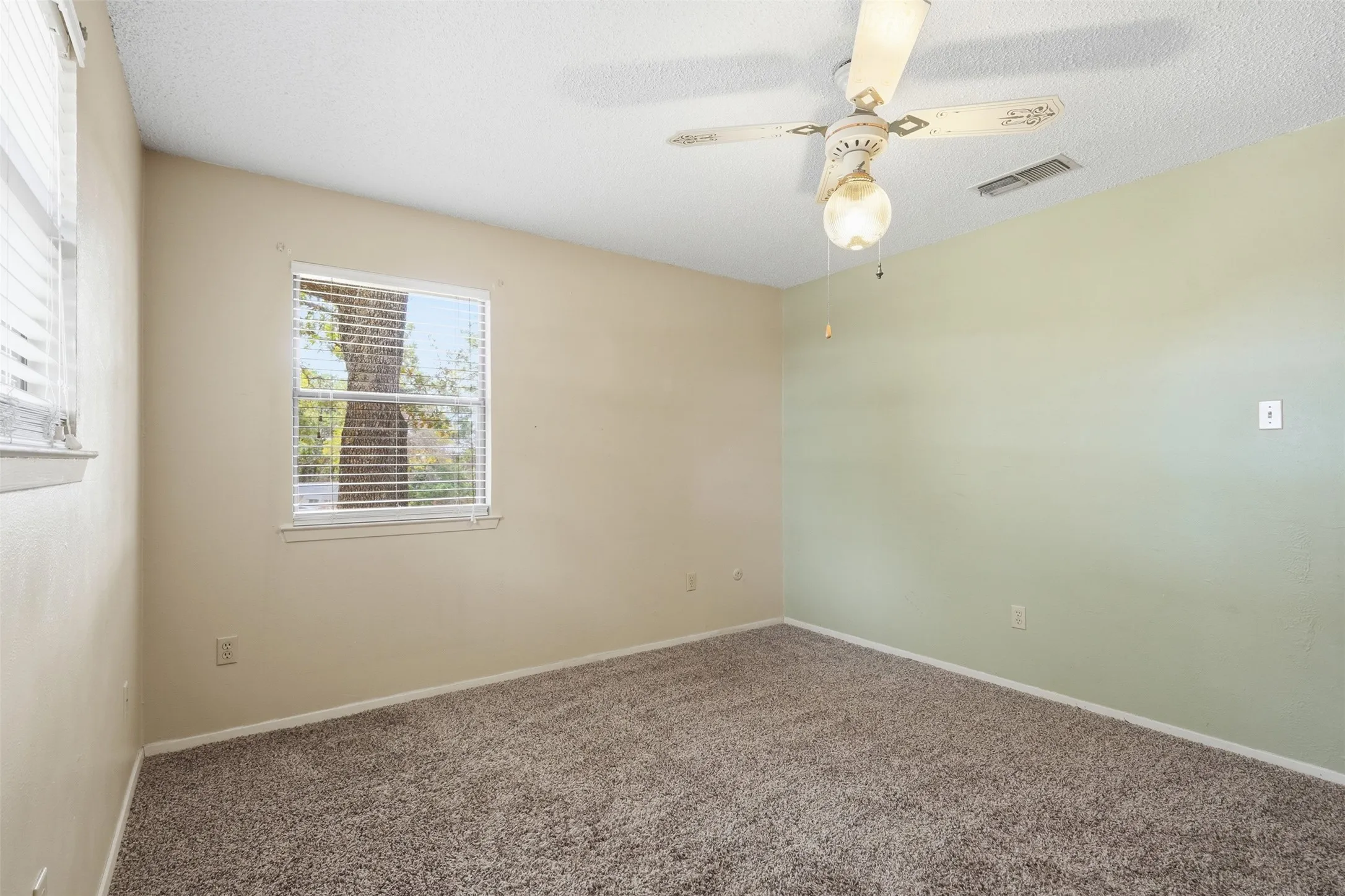 Single Family Residence For Sale in Wise County , 209 County Road 4917, Newark, Texas 76071, 3 Bedroom, 2 Bathroom, 2 Garage spaces, 2,132 Sqft, built in 1979, mls#21405415, Real Estate Agent in Newark, Homes For Sale in Wise county, Homes For Sale in Newark, Realtor in Newark Texas, Real Estate Brokerage Independent Realty Texas, Luminita Cordes Realtor