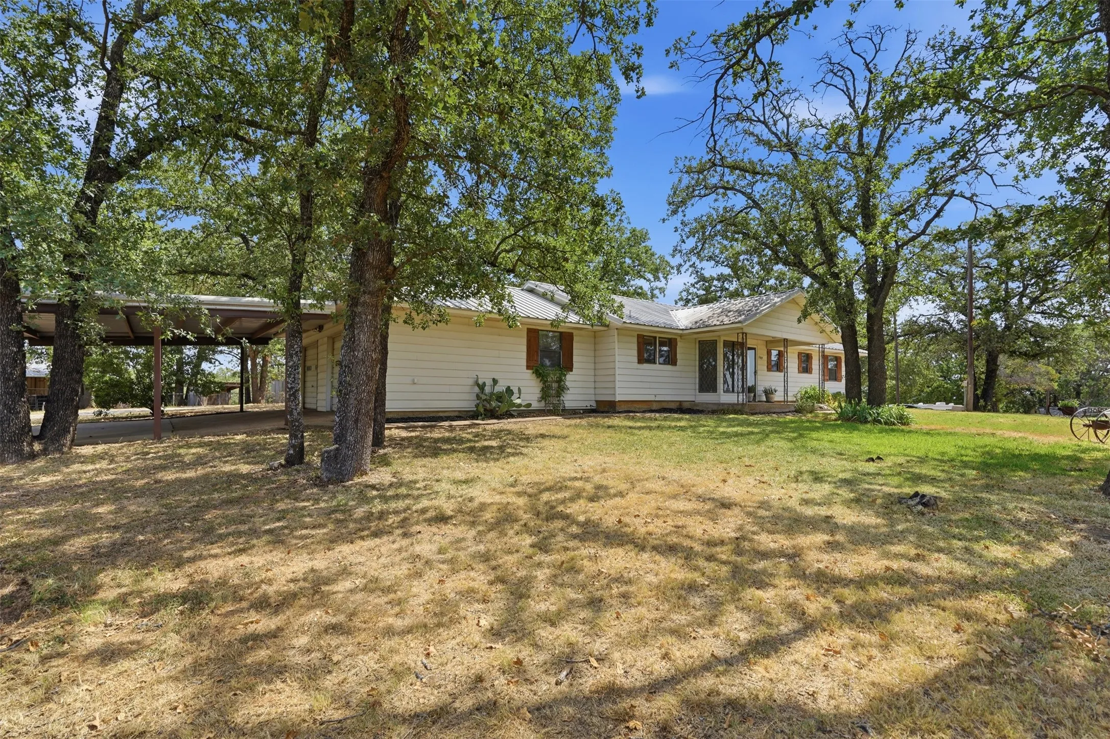Single Family Residence For Sale in Wise County , 209 County Road 4917, Newark, Texas 76071, 3 Bedroom, 2 Bathroom, 2 Garage spaces, 2,132 Sqft, built in 1979, mls#21405415, Real Estate Agent in Newark, Homes For Sale in Wise county, Homes For Sale in Newark, Realtor in Newark Texas, Real Estate Brokerage Independent Realty Texas, Luminita Cordes Realtor