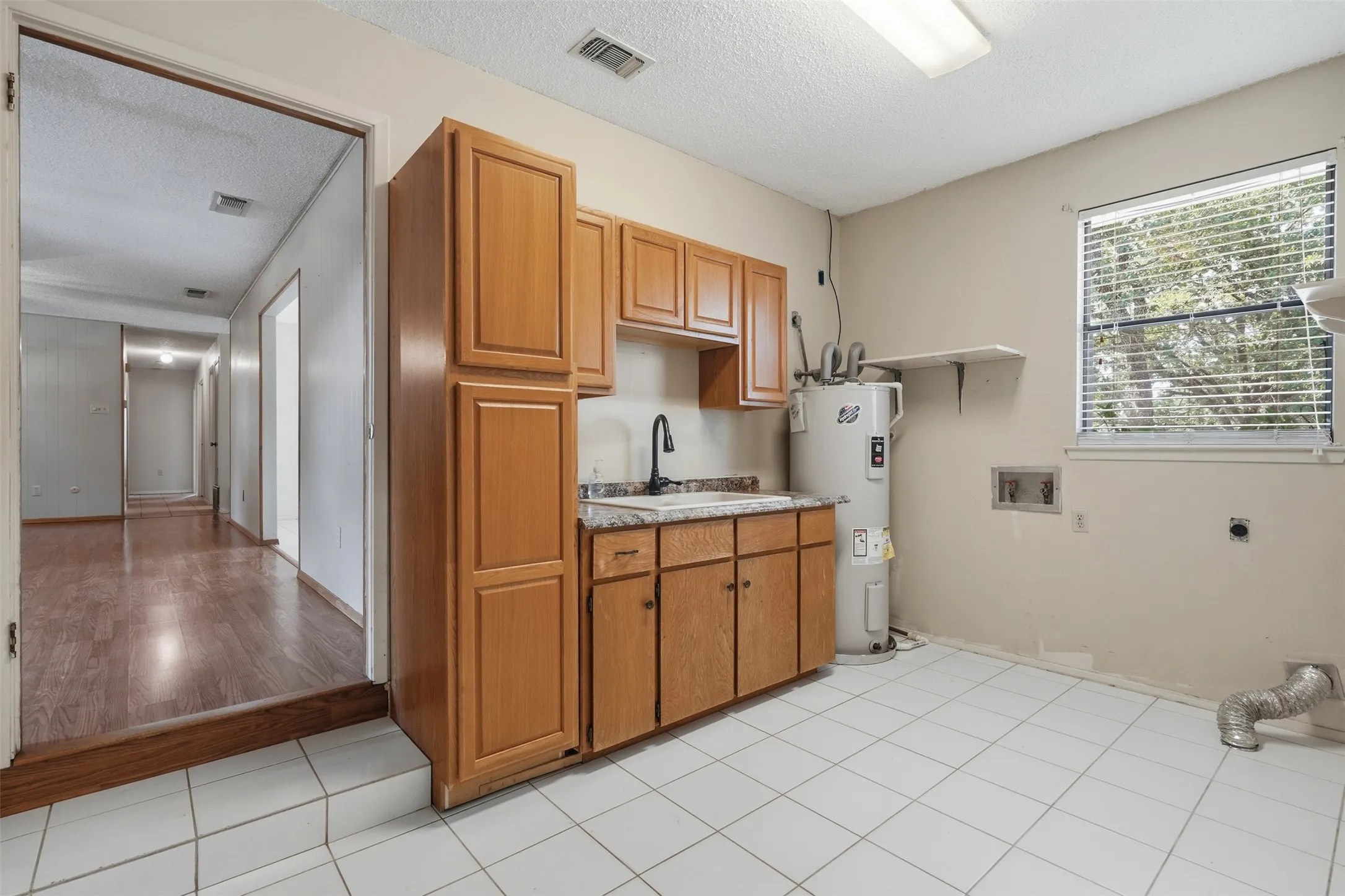 Single Family Residence For Sale in Wise County , 209 County Road 4917, Newark, Texas 76071, 3 Bedroom, 2 Bathroom, 2 Garage spaces, 2,132 Sqft, built in 1979, mls#21405415, Real Estate Agent in Newark, Homes For Sale in Wise county, Homes For Sale in Newark, Realtor in Newark Texas, Real Estate Brokerage Independent Realty Texas, Luminita Cordes Realtor