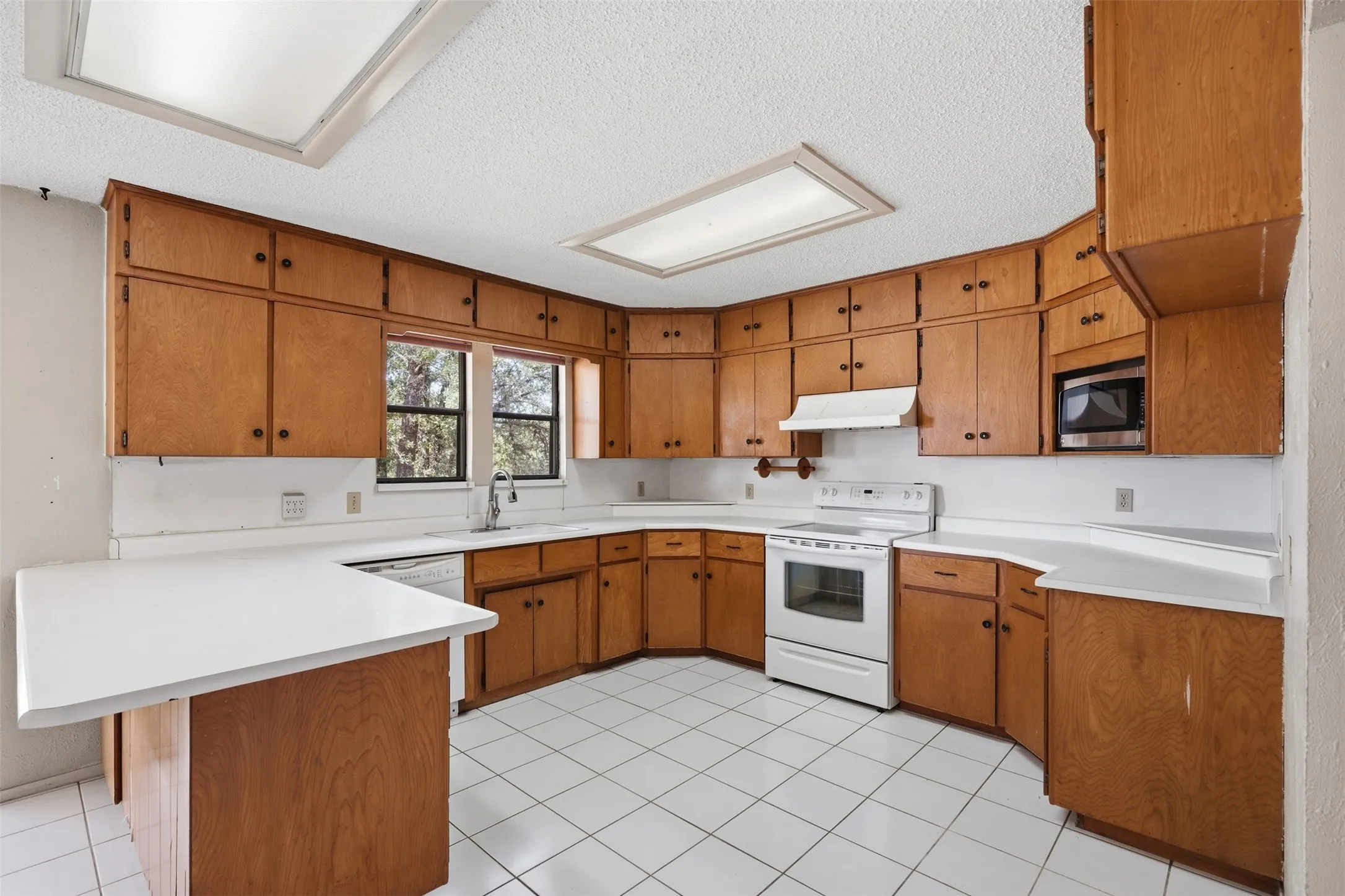 Single Family Residence For Sale in Wise County , 209 County Road 4917, Newark, Texas 76071, 3 Bedroom, 2 Bathroom, 2 Garage spaces, 2,132 Sqft, built in 1979, mls#21405415, Real Estate Agent in Newark, Homes For Sale in Wise county, Homes For Sale in Newark, Realtor in Newark Texas, Real Estate Brokerage Independent Realty Texas, Luminita Cordes Realtor