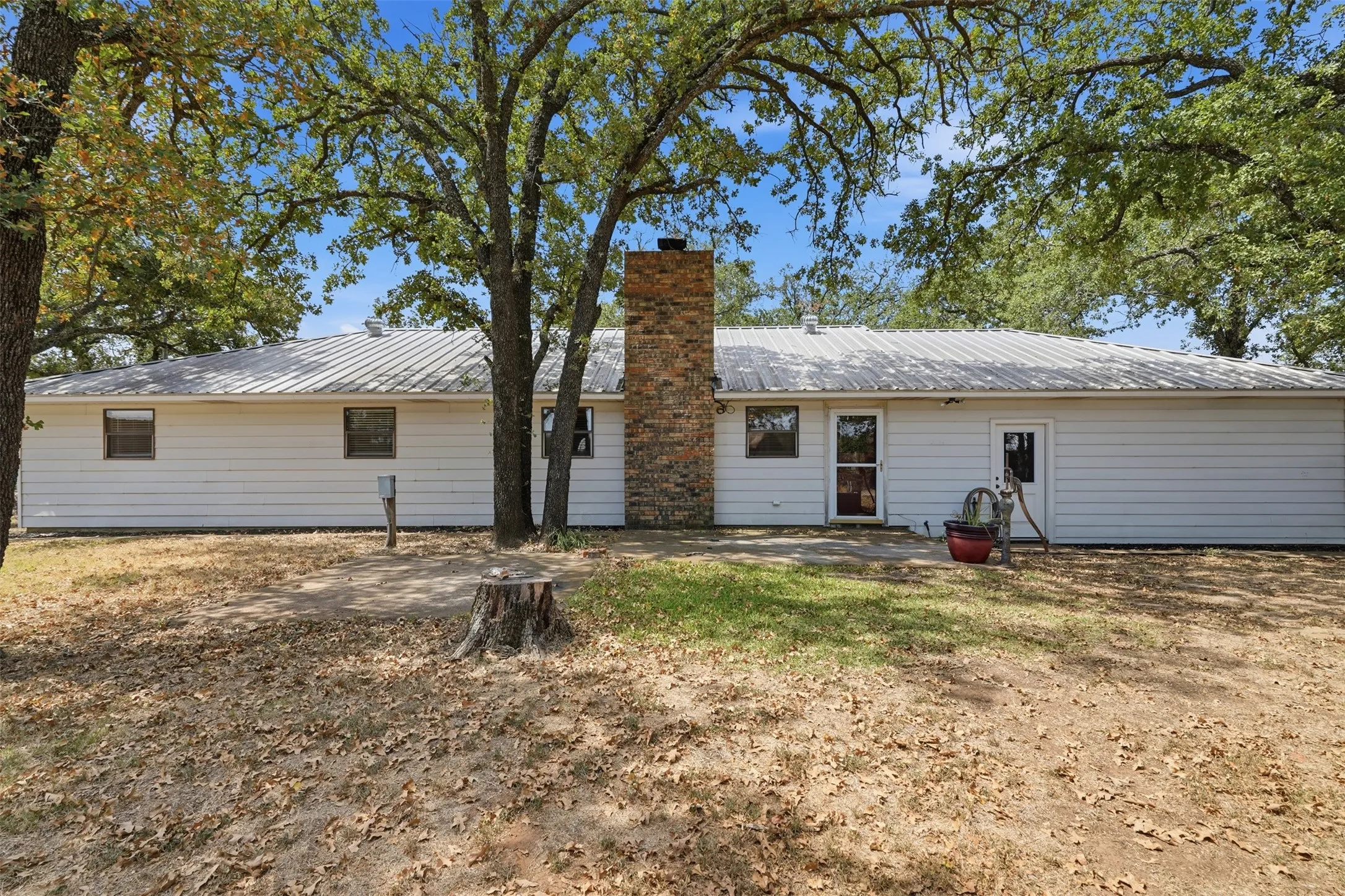 Single Family Residence For Sale in Wise County , 209 County Road 4917, Newark, Texas 76071, 3 Bedroom, 2 Bathroom, 2 Garage spaces, 2,132 Sqft, built in 1979, mls#21405415, Real Estate Agent in Newark, Homes For Sale in Wise county, Homes For Sale in Newark, Realtor in Newark Texas, Real Estate Brokerage Independent Realty Texas, Luminita Cordes Realtor