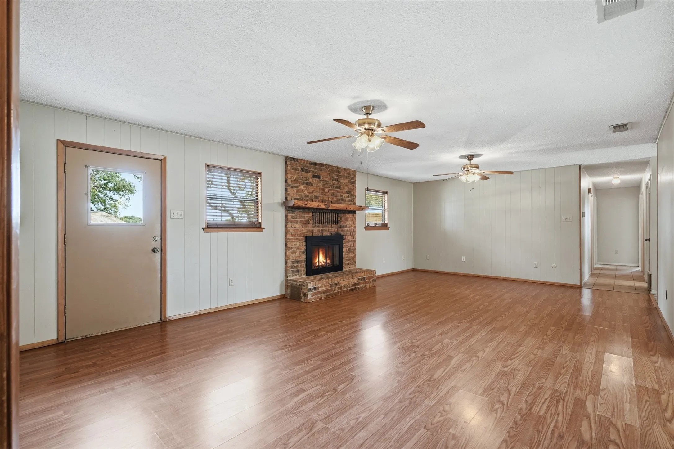 Single Family Residence For Sale in Wise County , 209 County Road 4917, Newark, Texas 76071, 3 Bedroom, 2 Bathroom, 2 Garage spaces, 2,132 Sqft, built in 1979, mls#21405415, Real Estate Agent in Newark, Homes For Sale in Wise county, Homes For Sale in Newark, Realtor in Newark Texas, Real Estate Brokerage Independent Realty Texas, Luminita Cordes Realtor