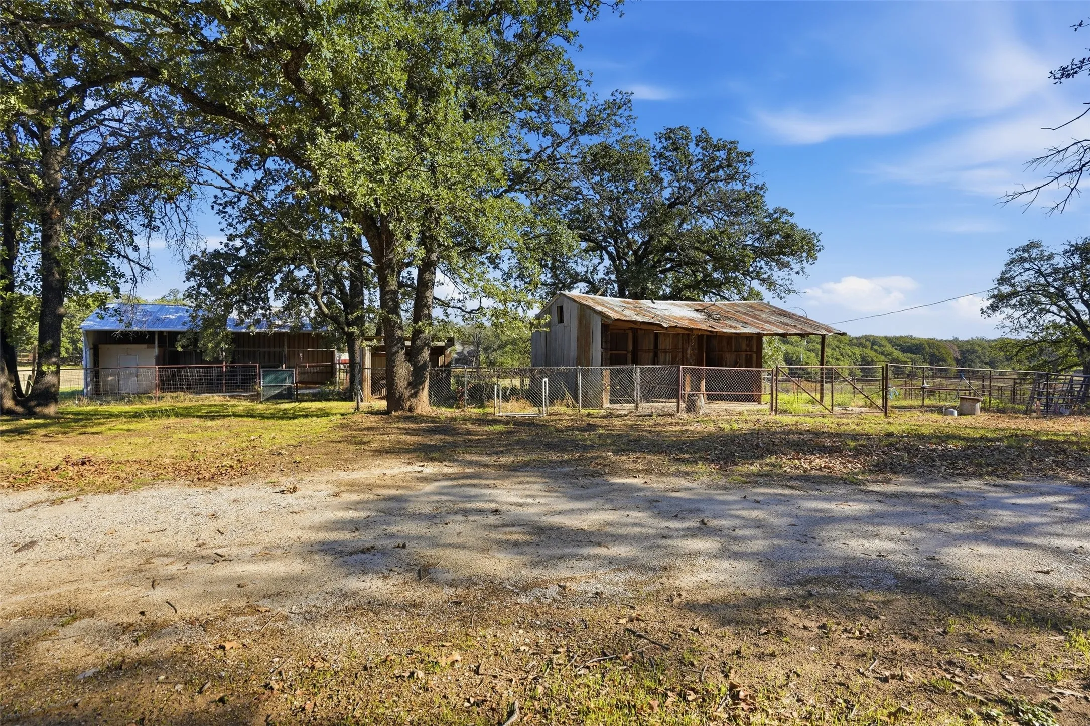 Single Family Residence For Sale in Wise County , 209 County Road 4917, Newark, Texas 76071, 3 Bedroom, 2 Bathroom, 2 Garage spaces, 2,132 Sqft, built in 1979, mls#21405415, Real Estate Agent in Newark, Homes For Sale in Wise county, Homes For Sale in Newark, Realtor in Newark Texas, Real Estate Brokerage Independent Realty Texas, Luminita Cordes Realtor