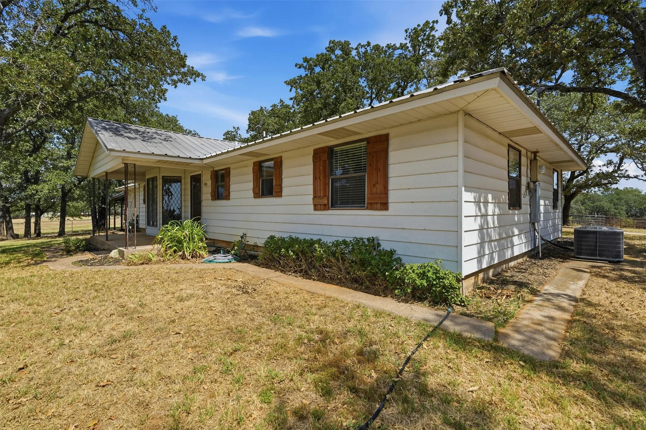 Single Family Residence For Sale in Wise County , 209 County Road 4917, Newark, Texas 76071, 3 Bedroom, 2 Bathroom, 2 Garage spaces, 2,132 Sqft, built in 1979, mls#21405415, Real Estate Agent in Newark, Homes For Sale in Wise county, Homes For Sale in Newark, Realtor in Newark Texas, Real Estate Brokerage Independent Realty Texas, Luminita Cordes Realtor