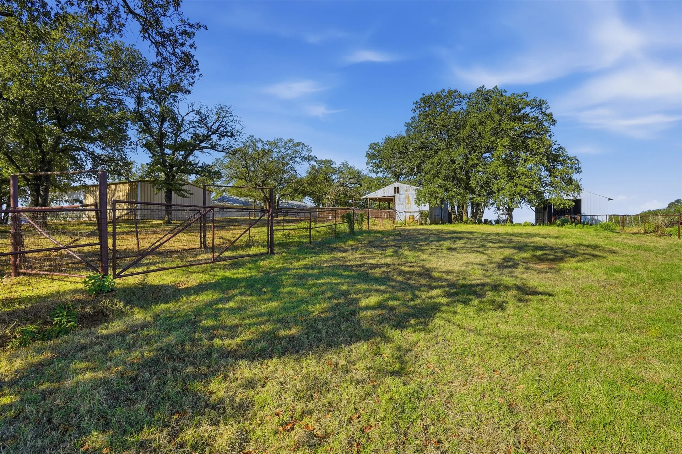 Single Family Residence For Sale in Wise County , 209 County Road 4917, Newark, Texas 76071, 3 Bedroom, 2 Bathroom, 2 Garage spaces, 2,132 Sqft, built in 1979, mls#21405415, Real Estate Agent in Newark, Homes For Sale in Wise county, Homes For Sale in Newark, Realtor in Newark Texas, Real Estate Brokerage Independent Realty Texas, Luminita Cordes Realtor