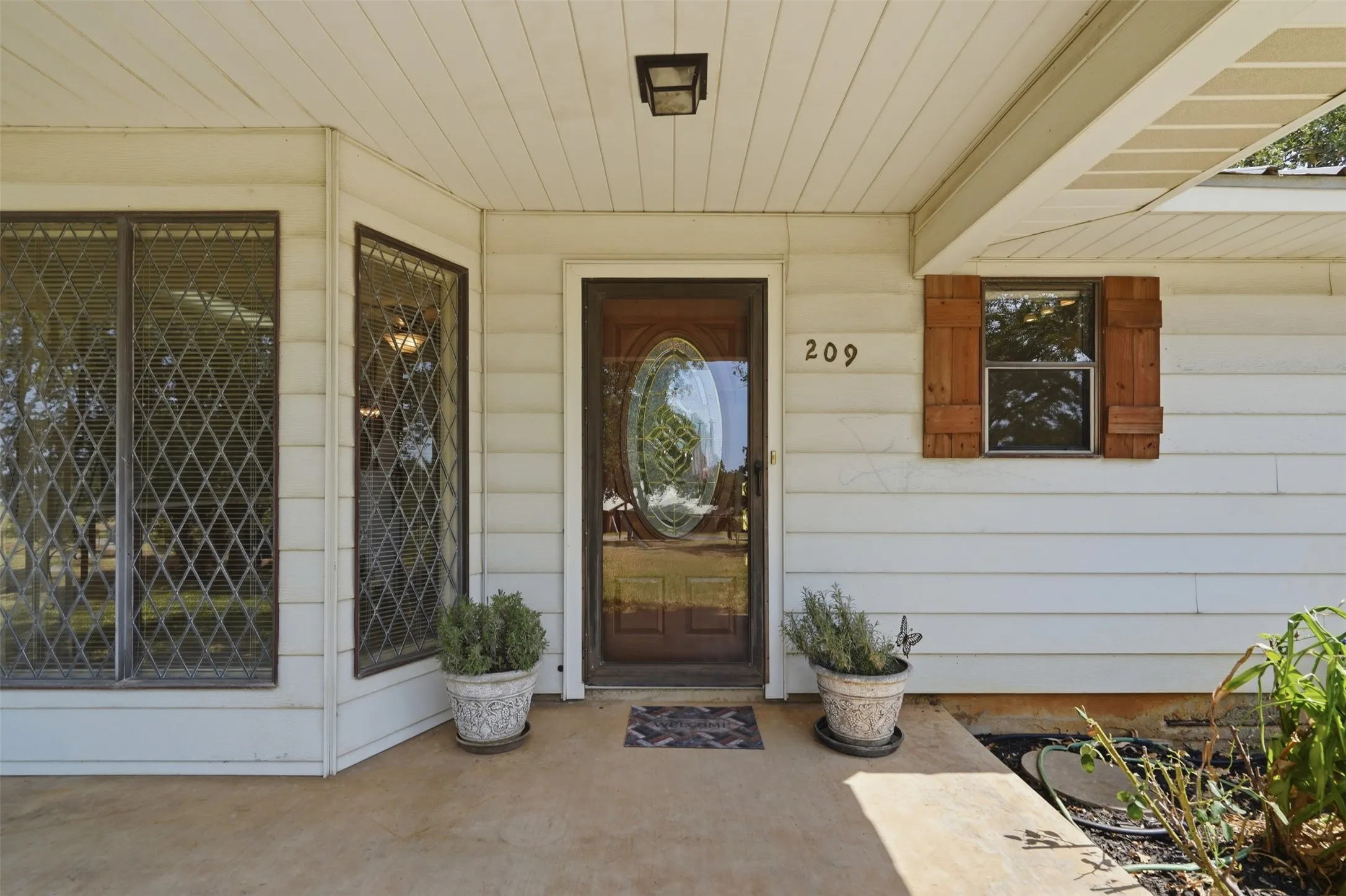 Single Family Residence For Sale in Wise County , 209 County Road 4917, Newark, Texas 76071, 3 Bedroom, 2 Bathroom, 2 Garage spaces, 2,132 Sqft, built in 1979, mls#21405415, Real Estate Agent in Newark, Homes For Sale in Wise county, Homes For Sale in Newark, Realtor in Newark Texas, Real Estate Brokerage Independent Realty Texas, Luminita Cordes Realtor