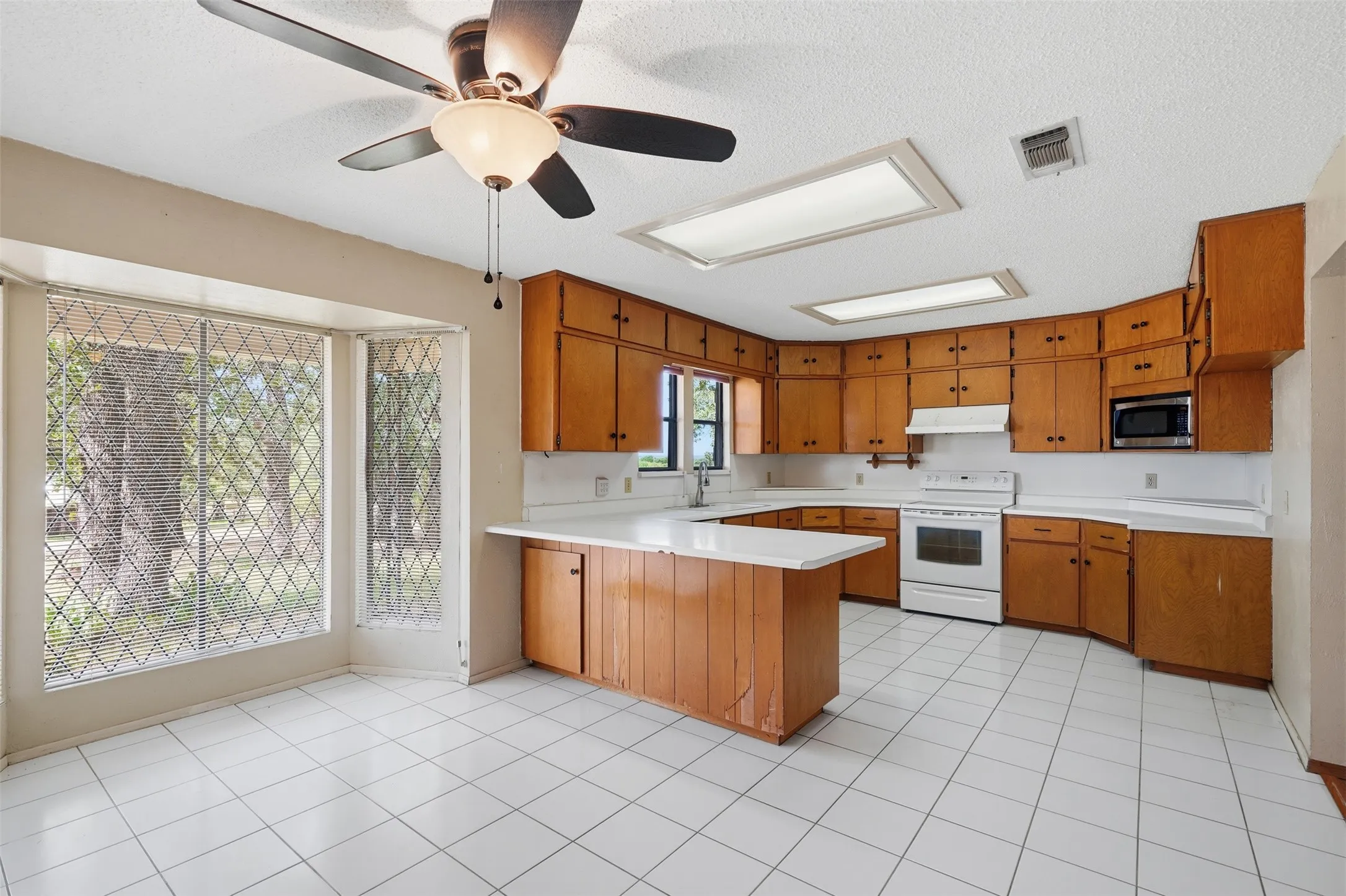 Single Family Residence For Sale in Wise County , 209 County Road 4917, Newark, Texas 76071, 3 Bedroom, 2 Bathroom, 2 Garage spaces, 2,132 Sqft, built in 1979, mls#21405415, Real Estate Agent in Newark, Homes For Sale in Wise county, Homes For Sale in Newark, Realtor in Newark Texas, Real Estate Brokerage Independent Realty Texas, Luminita Cordes Realtor